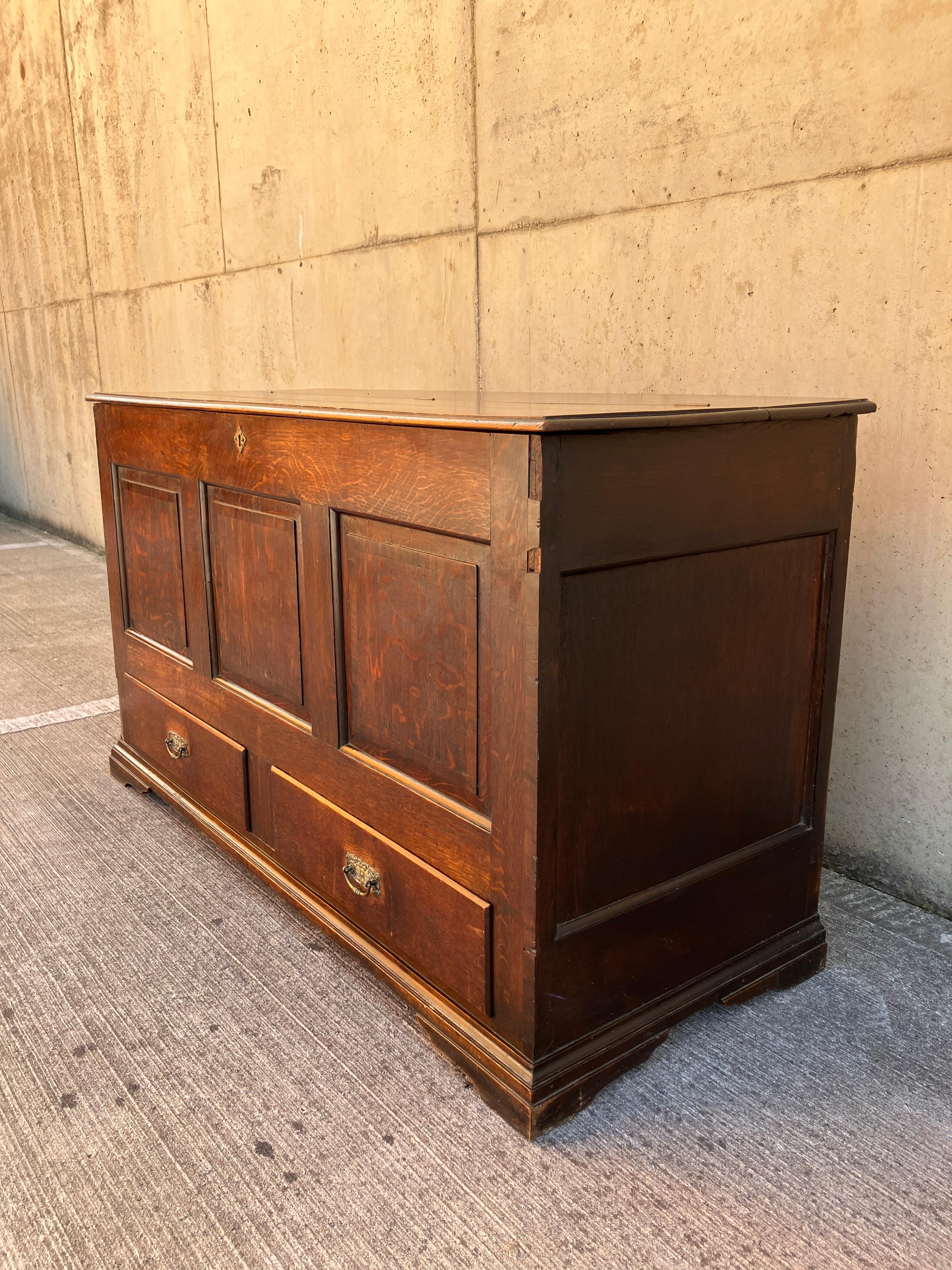 Grand coffre à couvertures en chêne massif écossais du XVIIIe siècle. L'antique coffre à couvertures comporte une grande boîte à ouverture par le haut, placée au-dessus d'une commode. Les tiroirs sont profonds et assez fins. Jolies poignées en