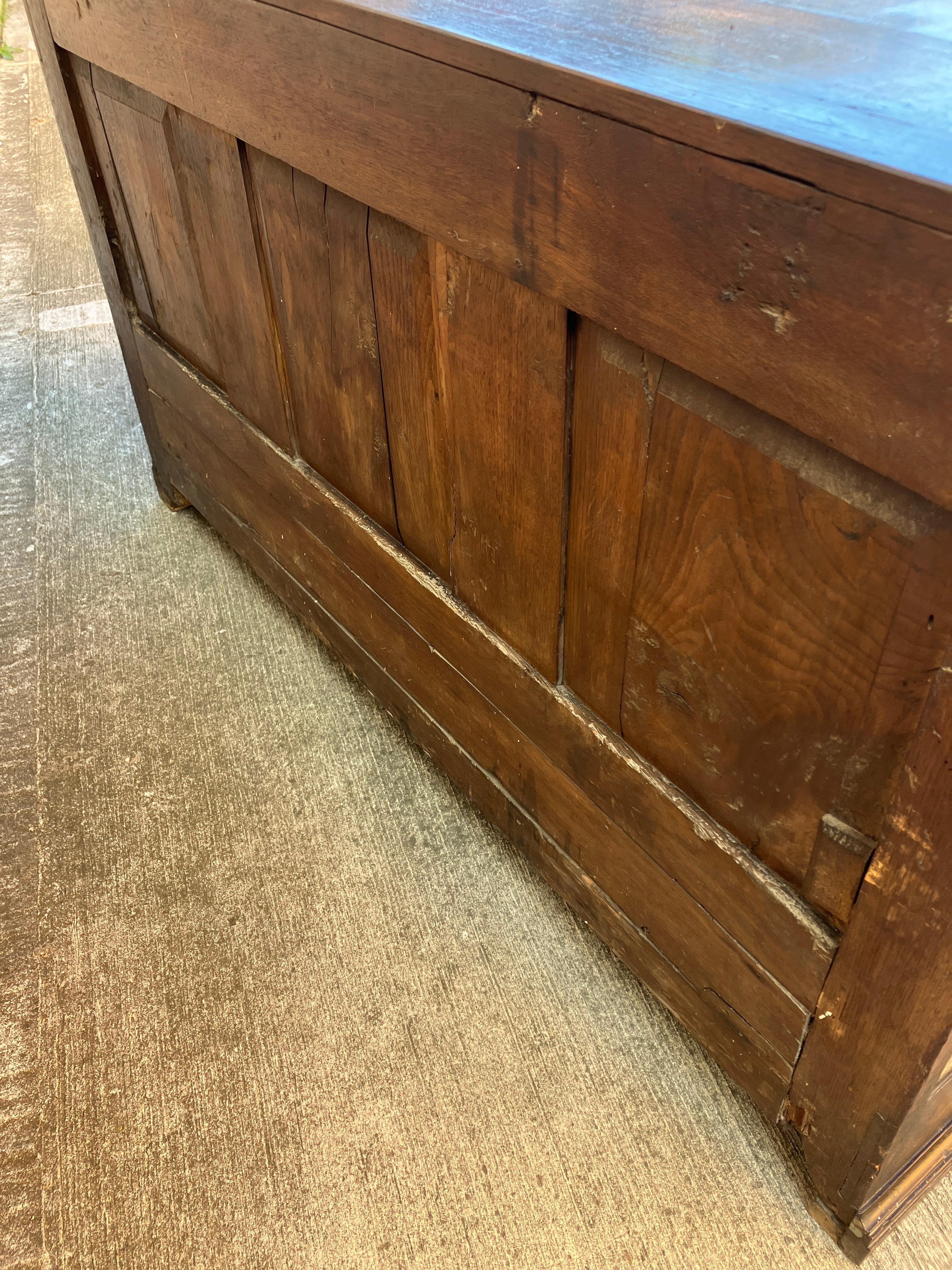 Coffre en chêne écossais ancien, grand coffre à couvertures à panneaux du 18e siècle + tiroirs Bon état - En vente à Leicester, GB