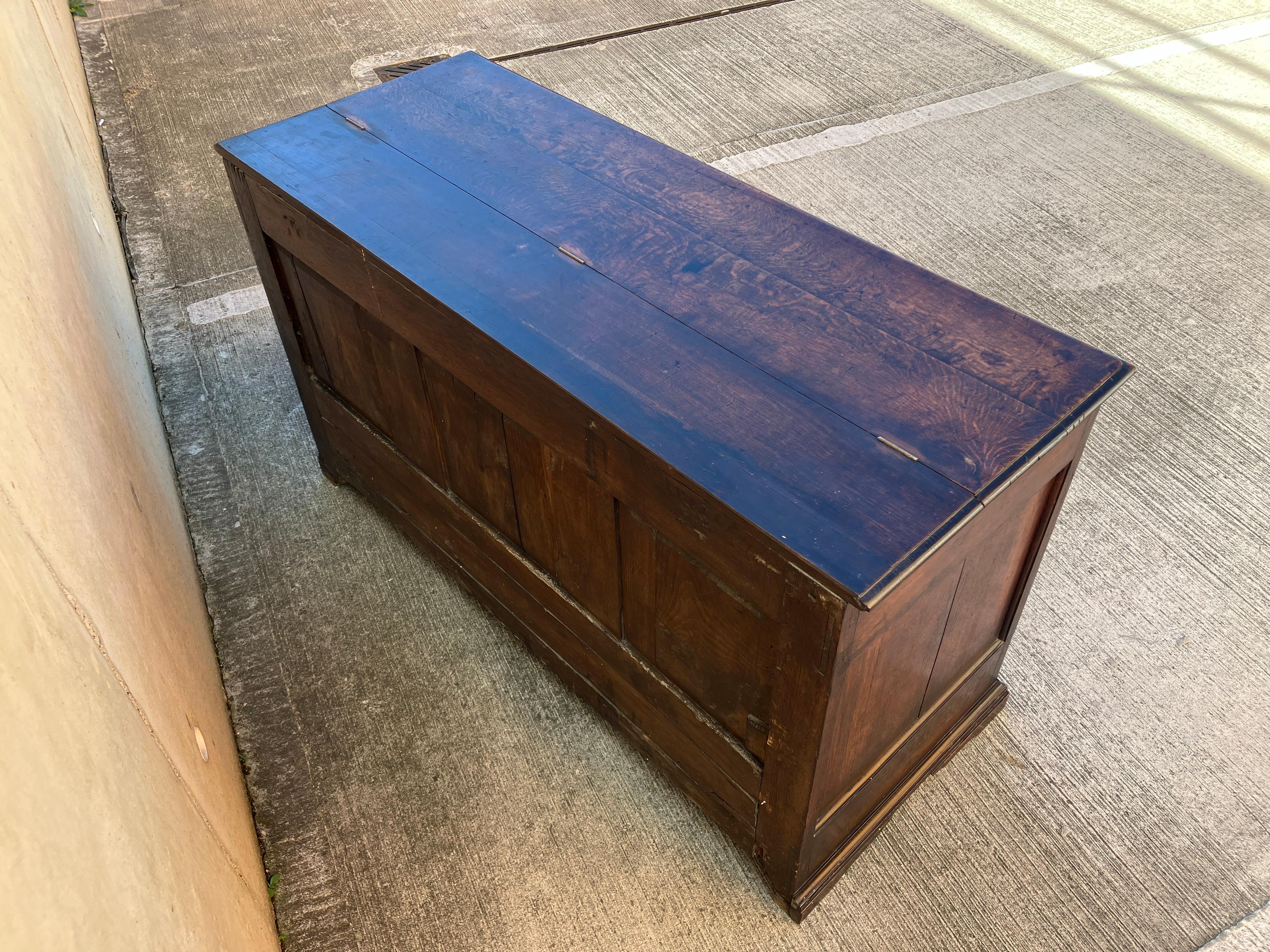 XVIIIe siècle et antérieur Coffre en chêne écossais ancien, grand coffre à couvertures à panneaux du 18e siècle + tiroirs en vente