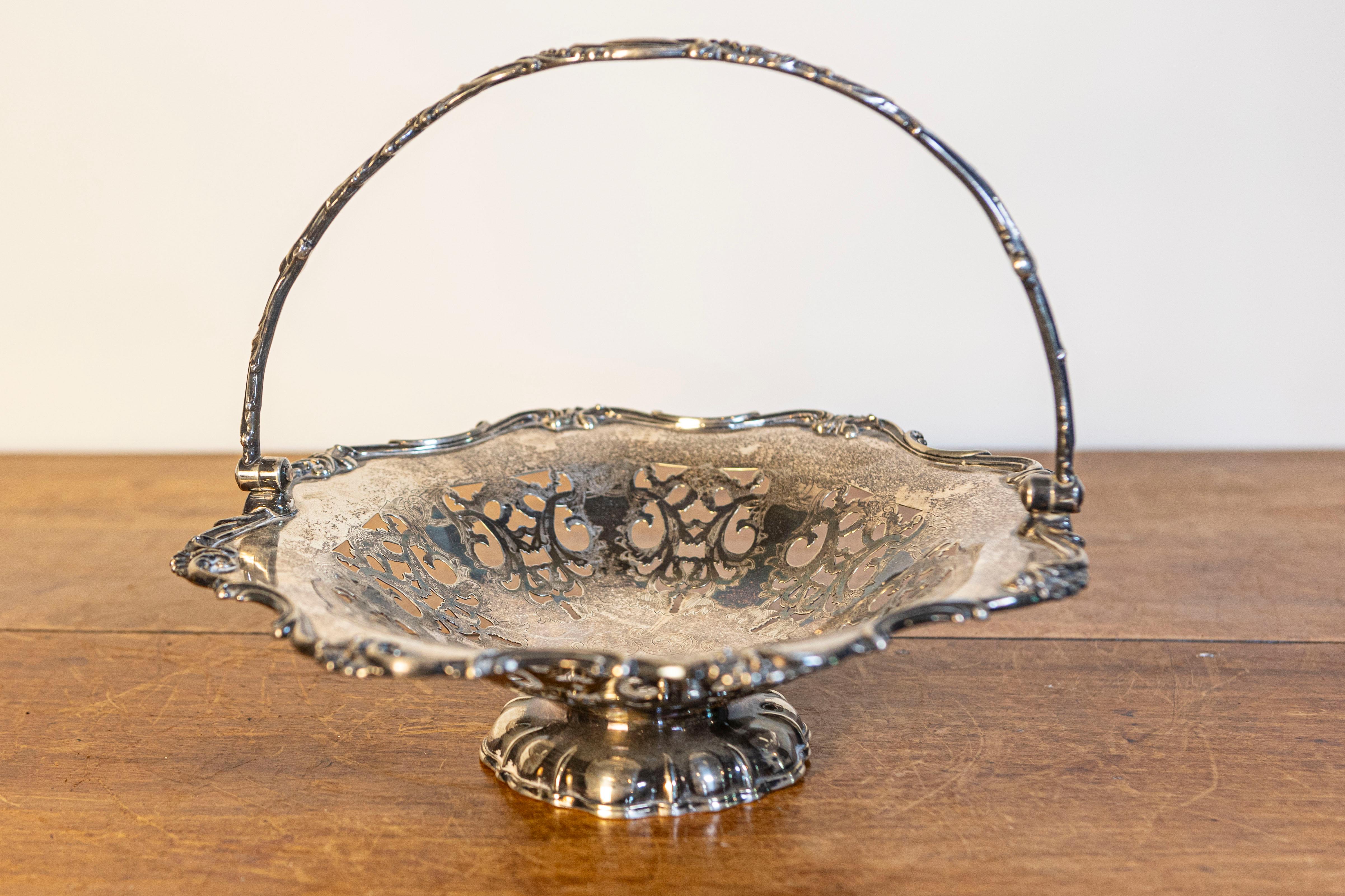 Cesta redonda de plata Melvin Pratt de finales del siglo XIX, de época victoriana inglesa, con diseño calado y motivos de follaje. Creada en Inglaterra por Melvin Pratt durante los últimos años de la época victoriana, esta pieza de plata presenta