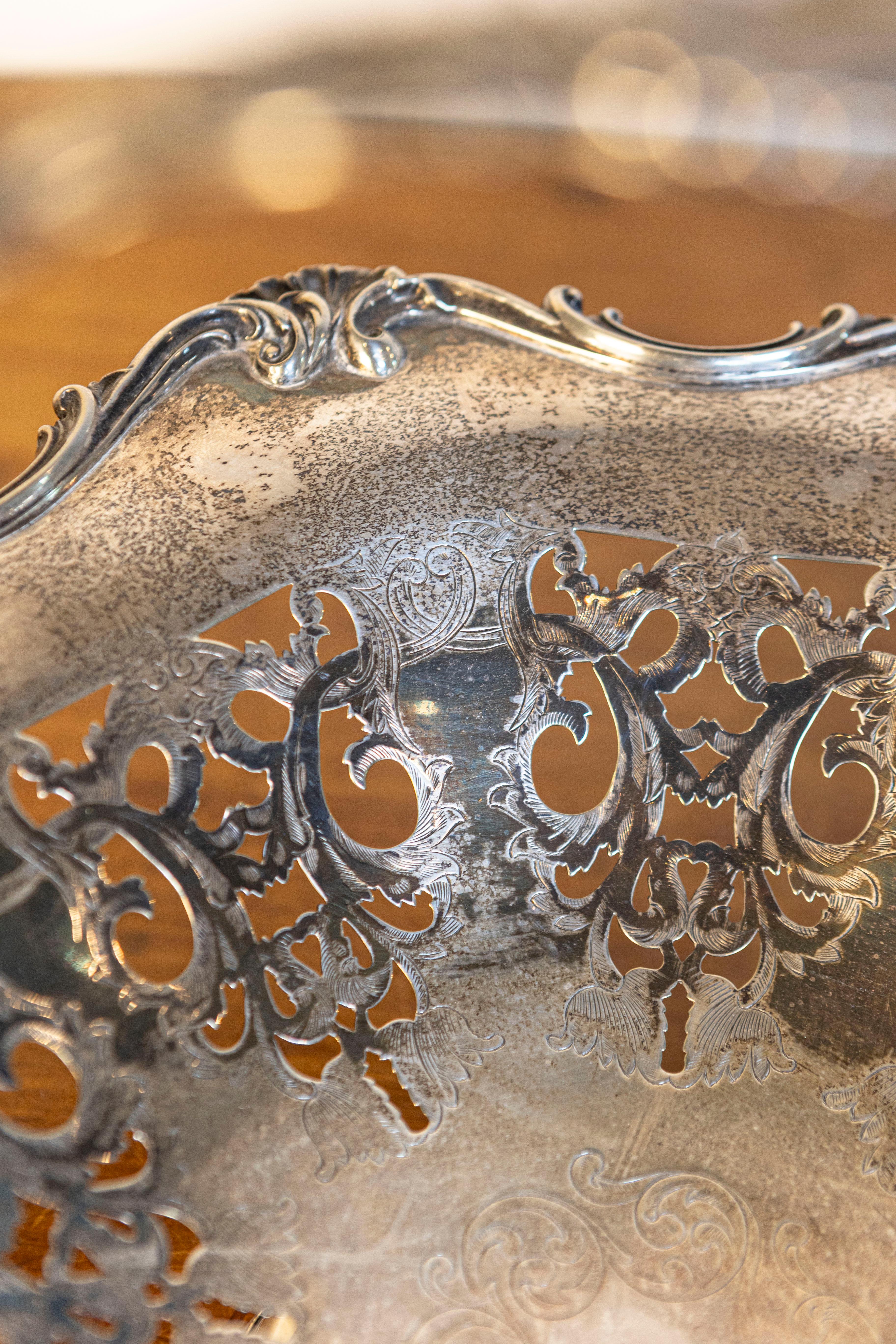 Cesta de plata inglesa victoriana de finales del siglo XIX para pasteles Melvin Pratt con asa Victoriano en venta
