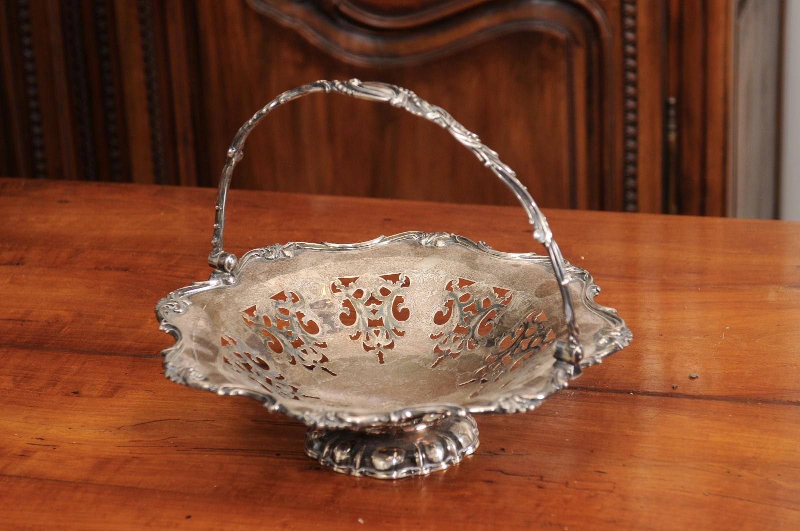 English Victorian Late 19th Century Melvin Pratt Silver Cake Basket with Handle In Good Condition For Sale In Atlanta, GA