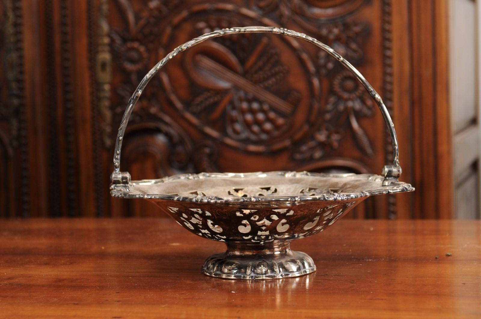 English Victorian Late 19th Century Melvin Pratt Silver Cake Basket with Handle For Sale 1