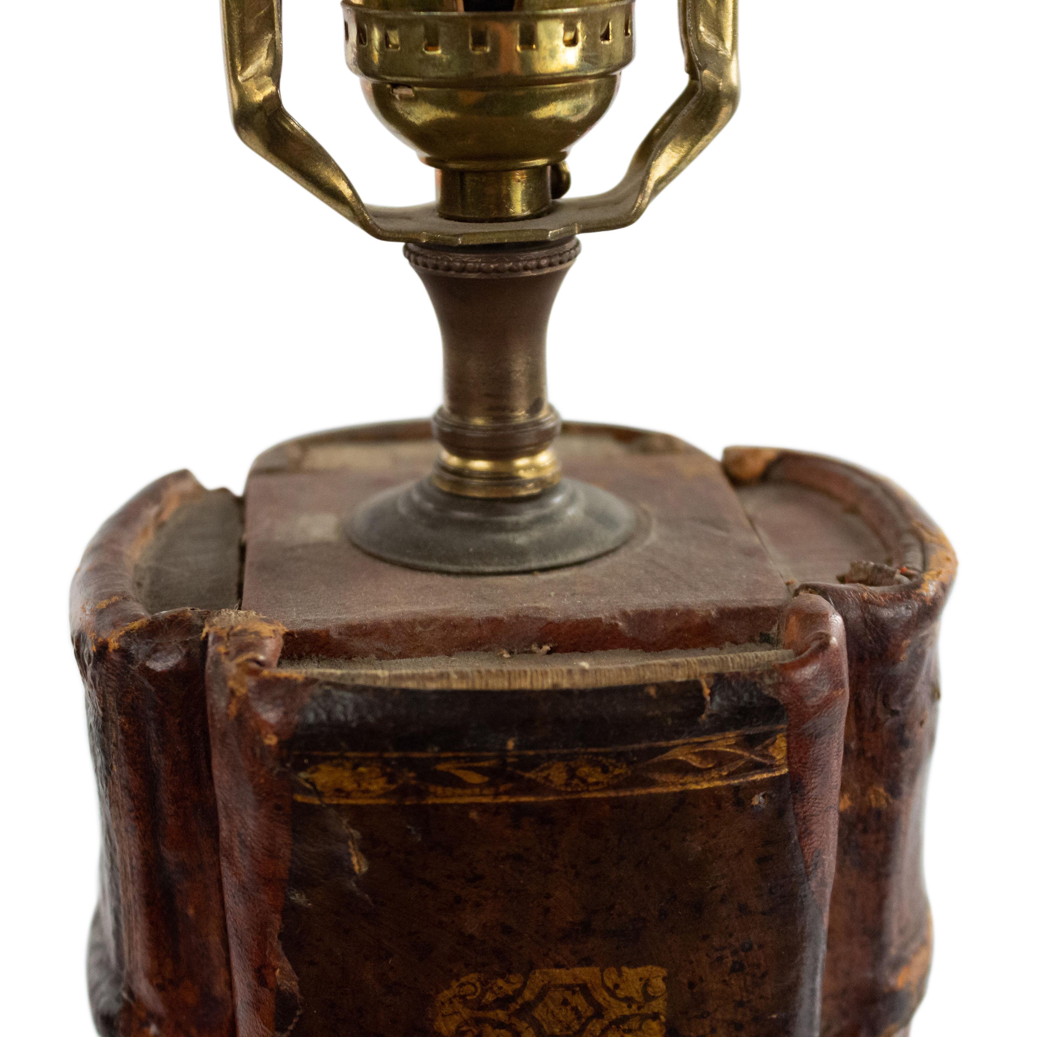 English Victorian Leather Book Table Lamp In Good Condition For Sale In New York, NY