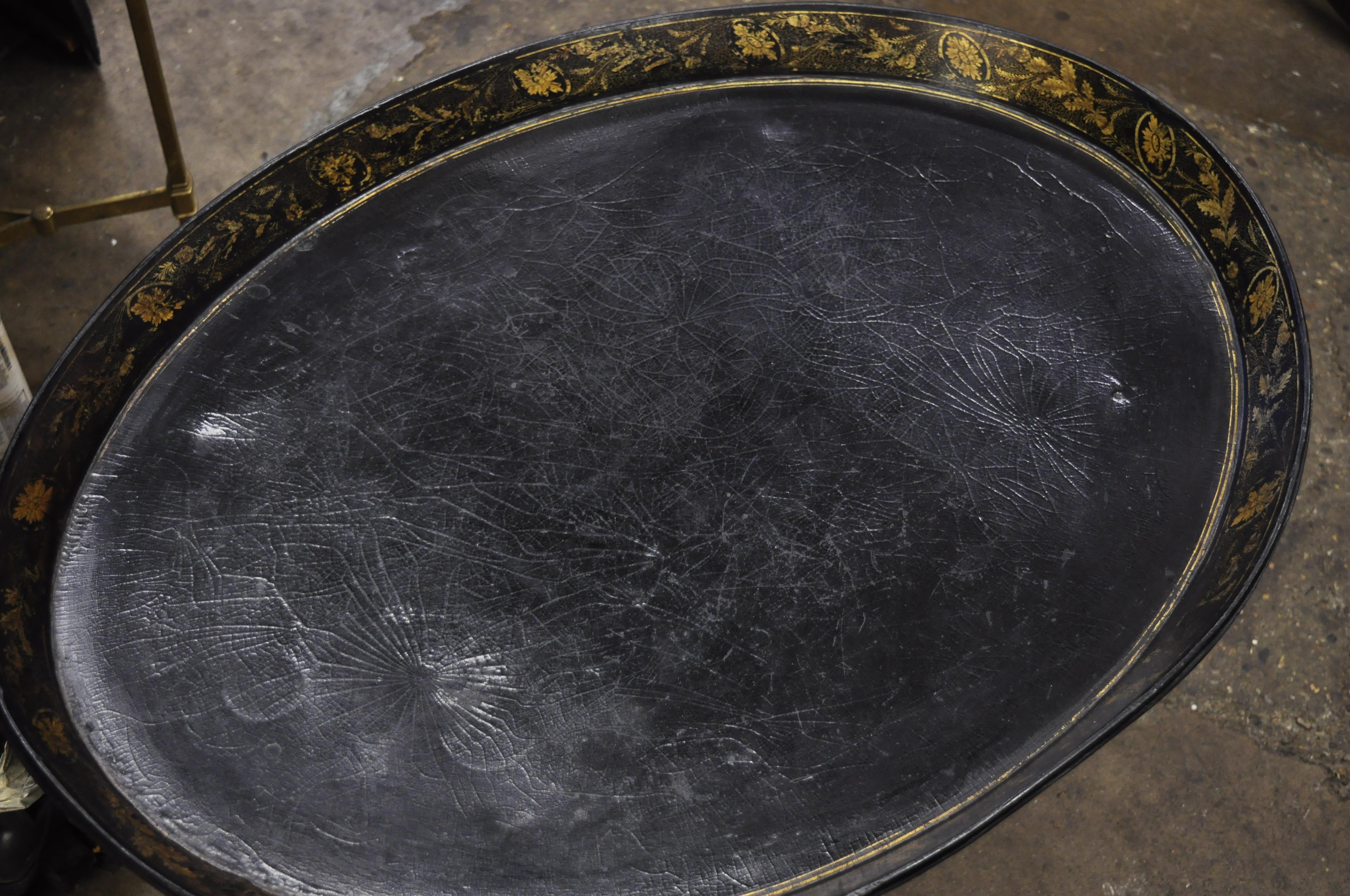 XIXe siècle Table basse victorienne anglaise avec plateau en cuir et base en faux bambou en vente
