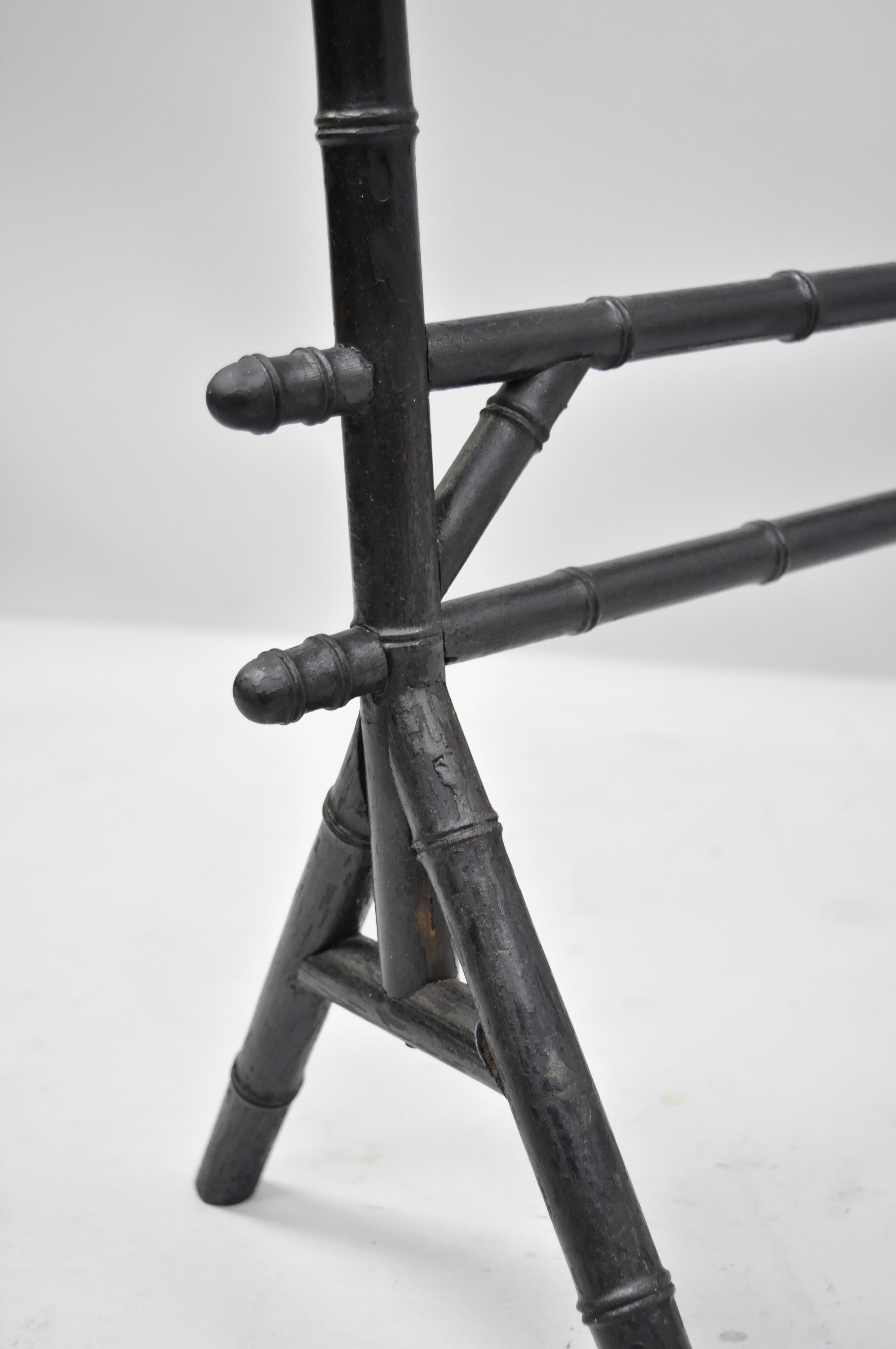 Table basse victorienne anglaise avec plateau en cuir et base en faux bambou en vente 1