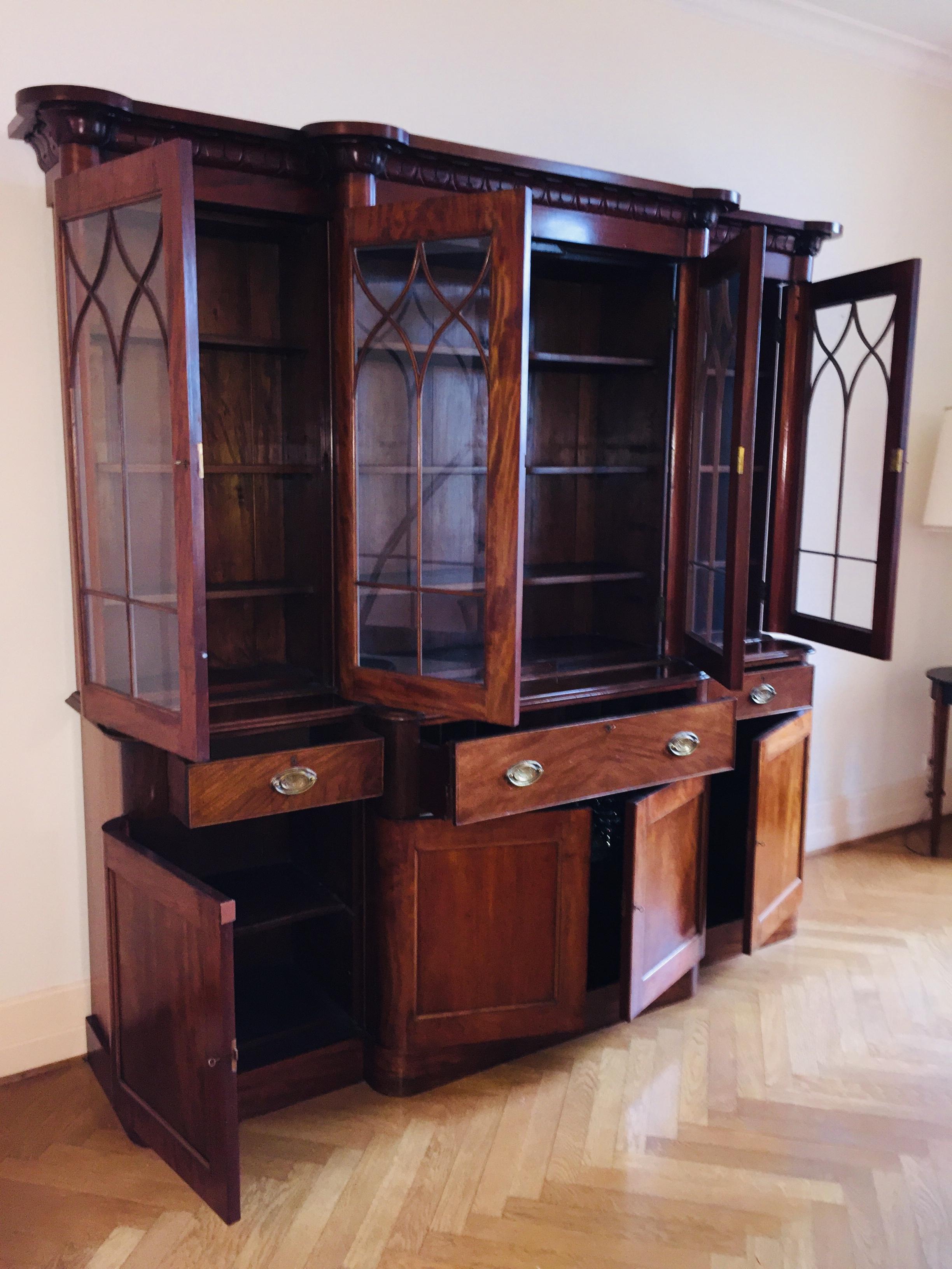 Stunning antique English Victorian St great quality four doors bookcase display writing desk cabinet in flamed solid mahogany, circa 1890.
Elegant masterfully crafted refined piece of furniture, break front cornice elegantly crafted, over four