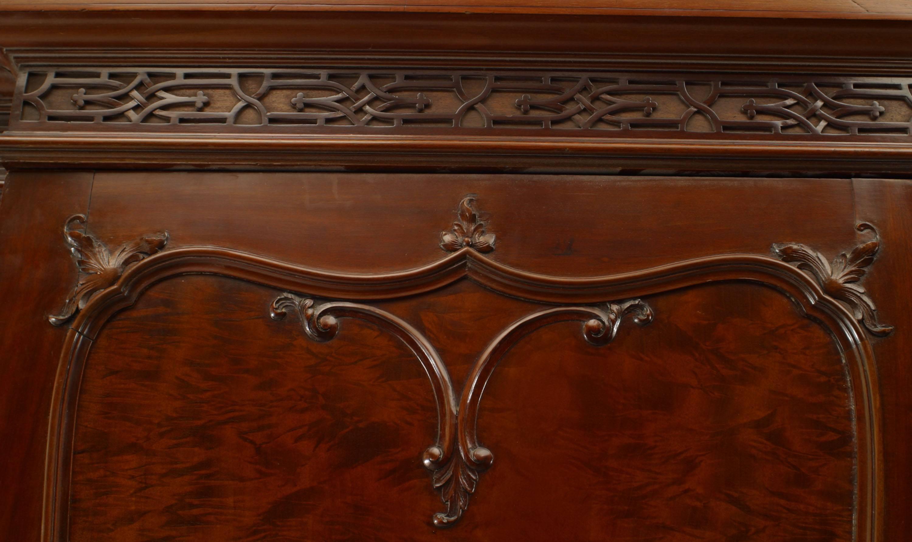 English Victorian Mahogany Armoire In Good Condition For Sale In New York, NY