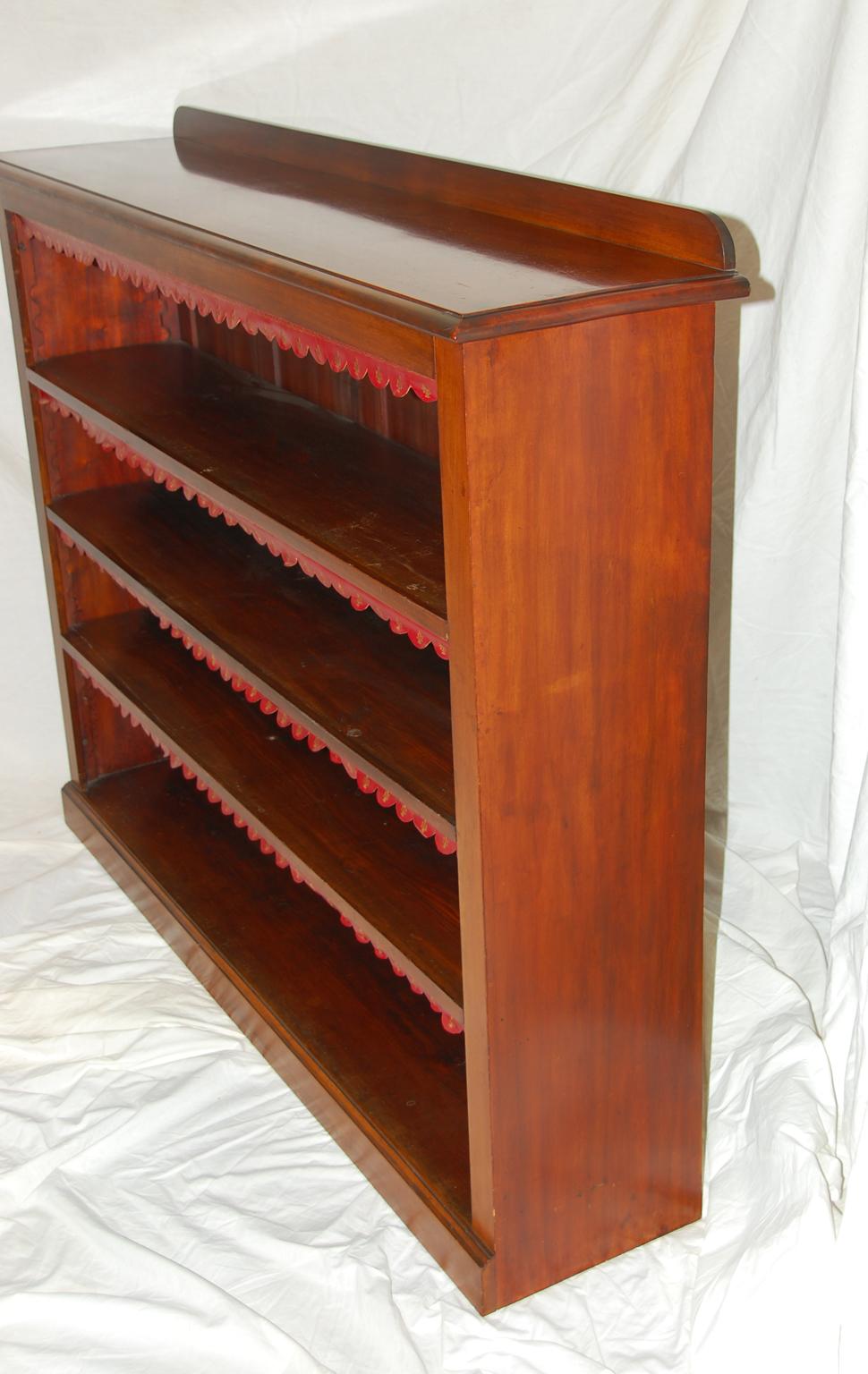 19th Century English Victorian Mahogany Bookcase with Adjustable Shelves and Leather Edgings