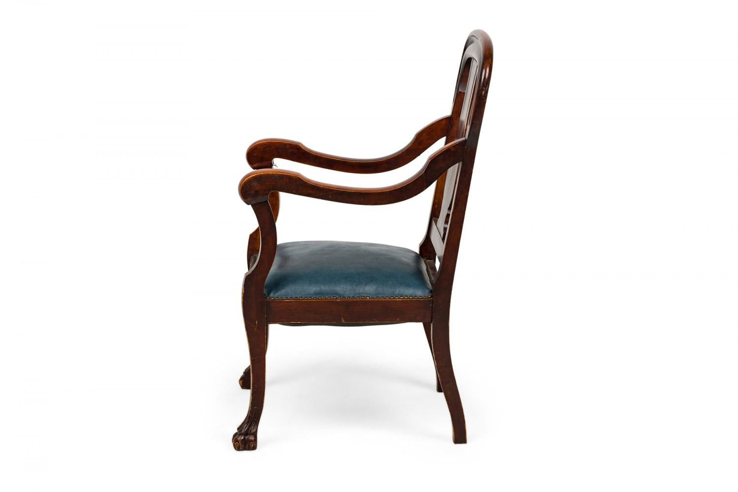 Stile Adam Poltrona vittoriana inglese in mogano con piede ad artiglio e schienale in vinile blu in vendita