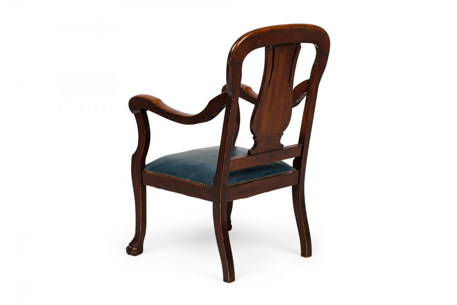 Britannico Poltrona vittoriana inglese in mogano con piede ad artiglio e schienale in vinile blu in vendita