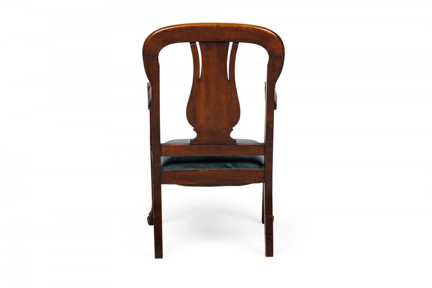 Poltrona vittoriana inglese in mogano con piede ad artiglio e schienale in vinile blu In condizioni buone in vendita a Queens, NY