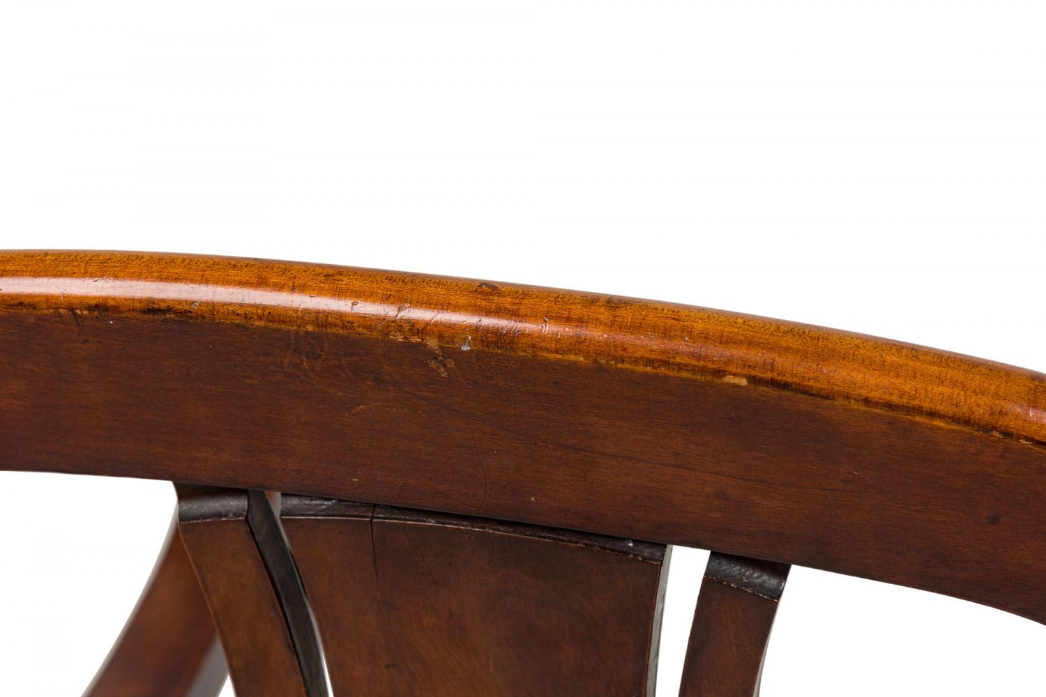 XX secolo Poltrona vittoriana inglese in mogano con piede ad artiglio e schienale in vinile blu in vendita