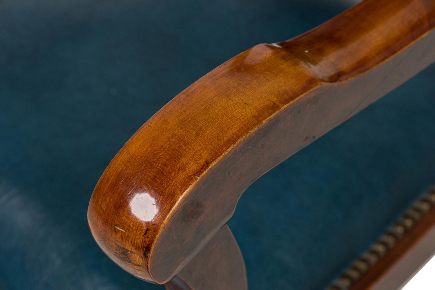 Poltrona vittoriana inglese in mogano con piede ad artiglio e schienale in vinile blu in vendita 1