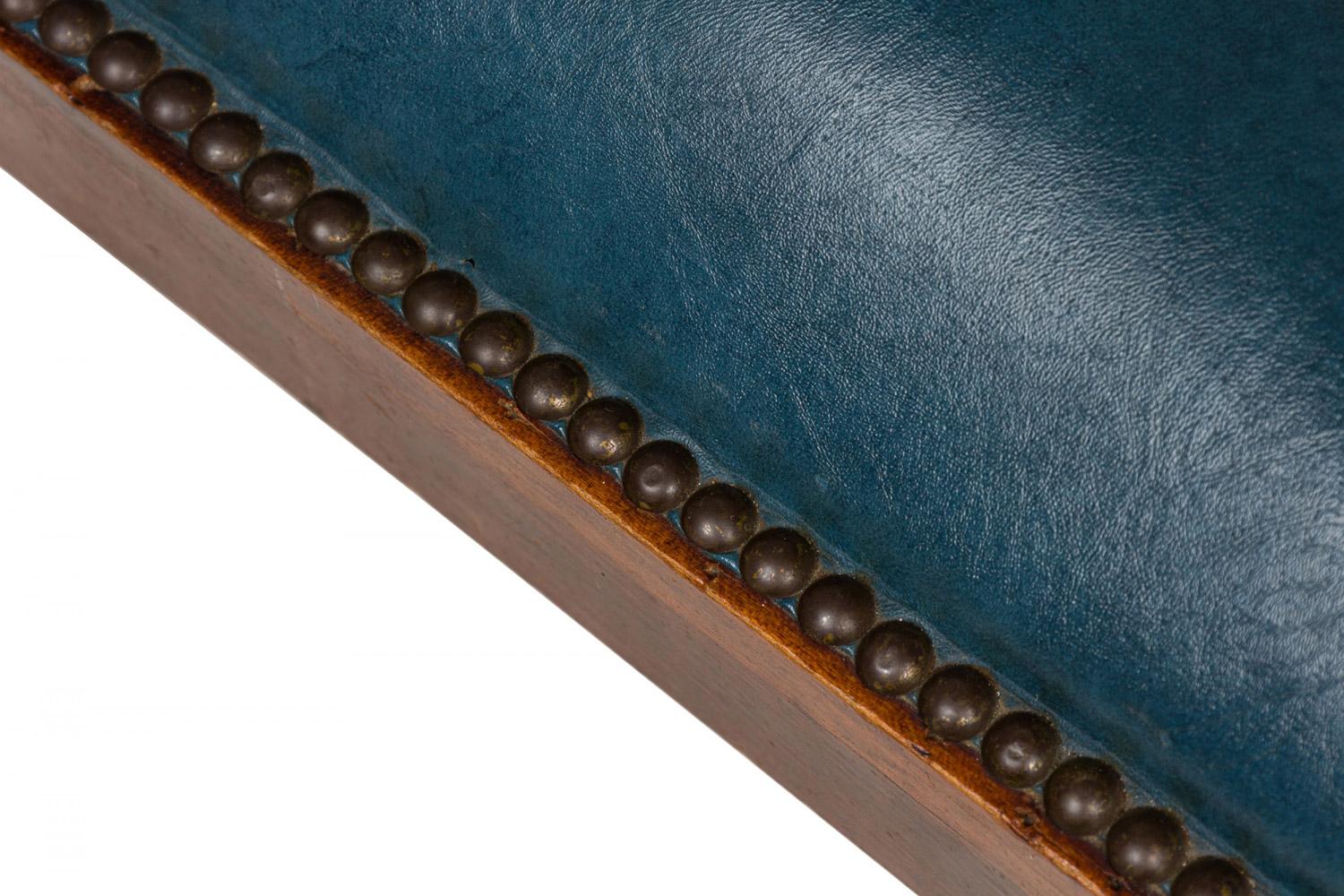 Poltrona vittoriana inglese in mogano con piede ad artiglio e schienale in vinile blu in vendita 2