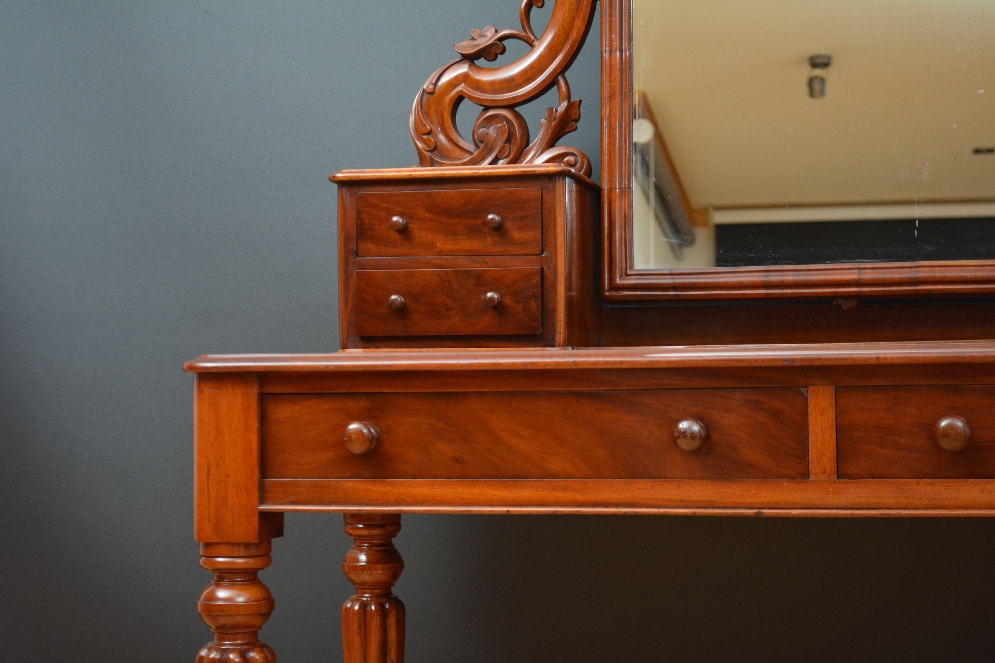 Table de coiffeuse victorienne anglaise en acajou en vente 4