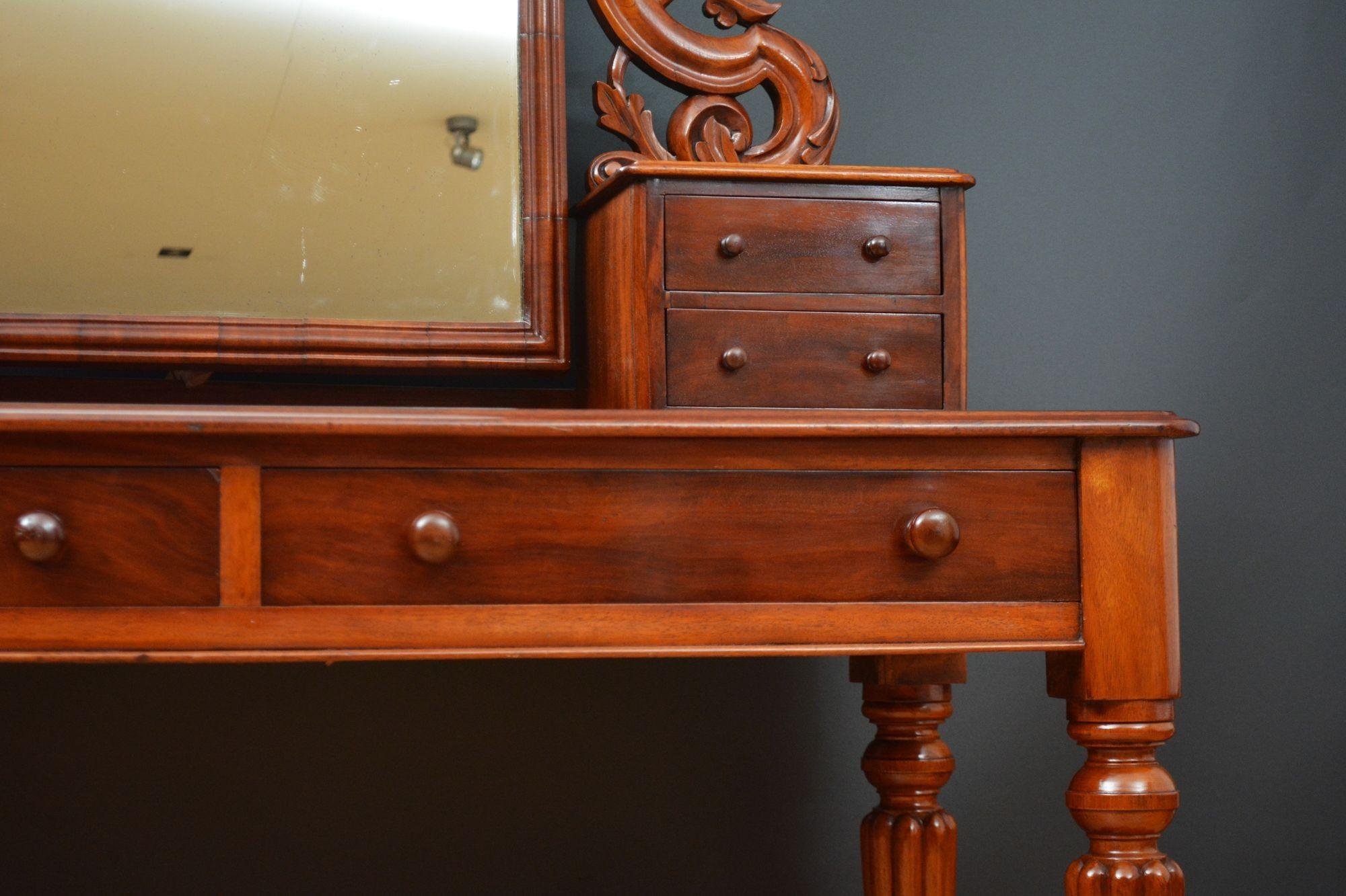 Table de coiffeuse victorienne anglaise en acajou en vente 5