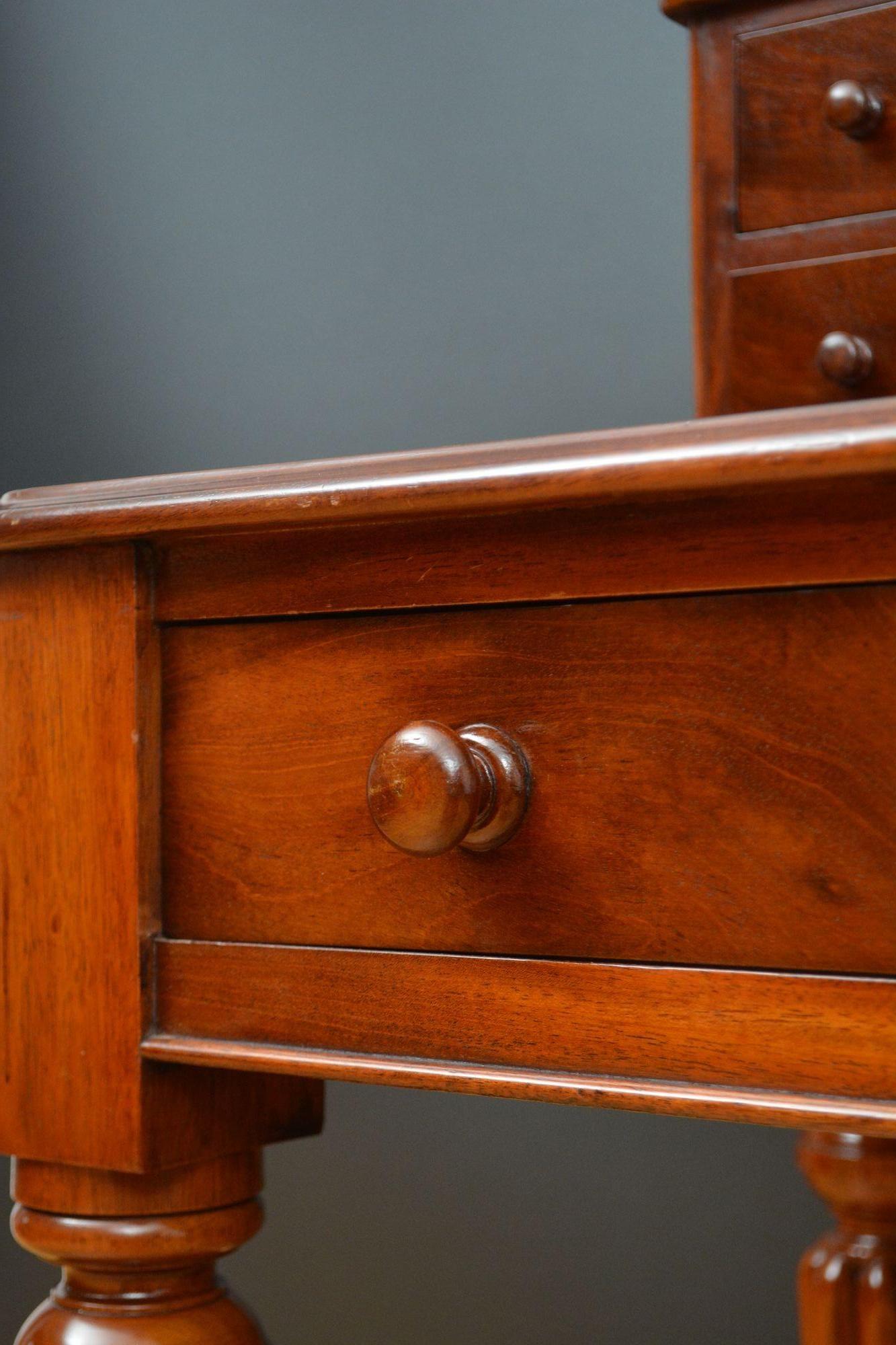 Table de coiffeuse victorienne anglaise en acajou en vente 6