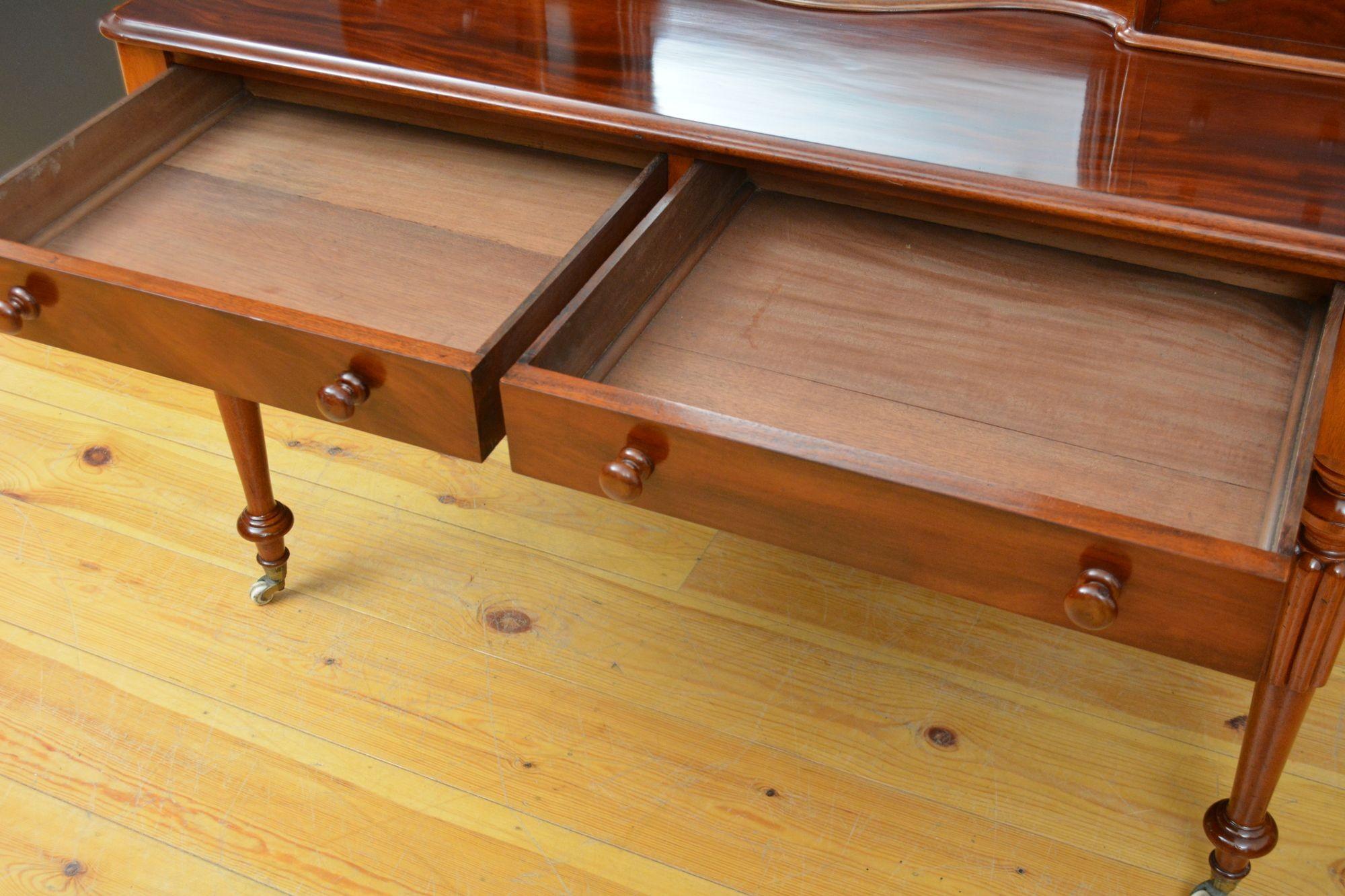 Table de coiffeuse victorienne anglaise en acajou en vente 7