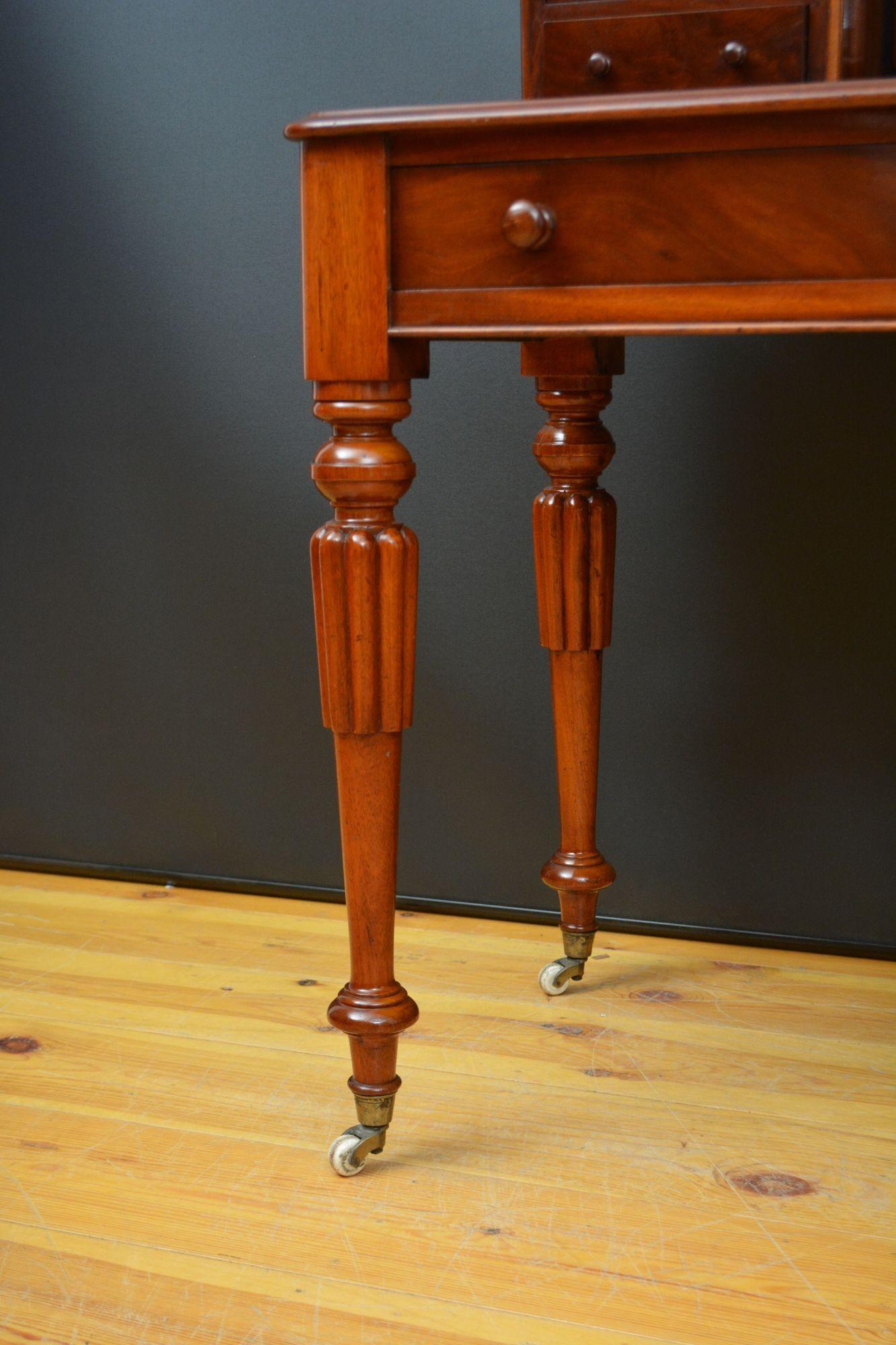 Table de coiffeuse victorienne anglaise en acajou en vente 8