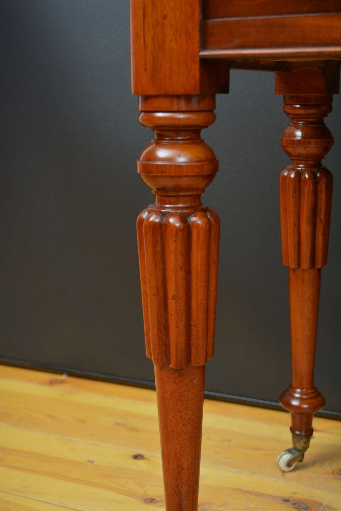 Table de coiffeuse victorienne anglaise en acajou en vente 9