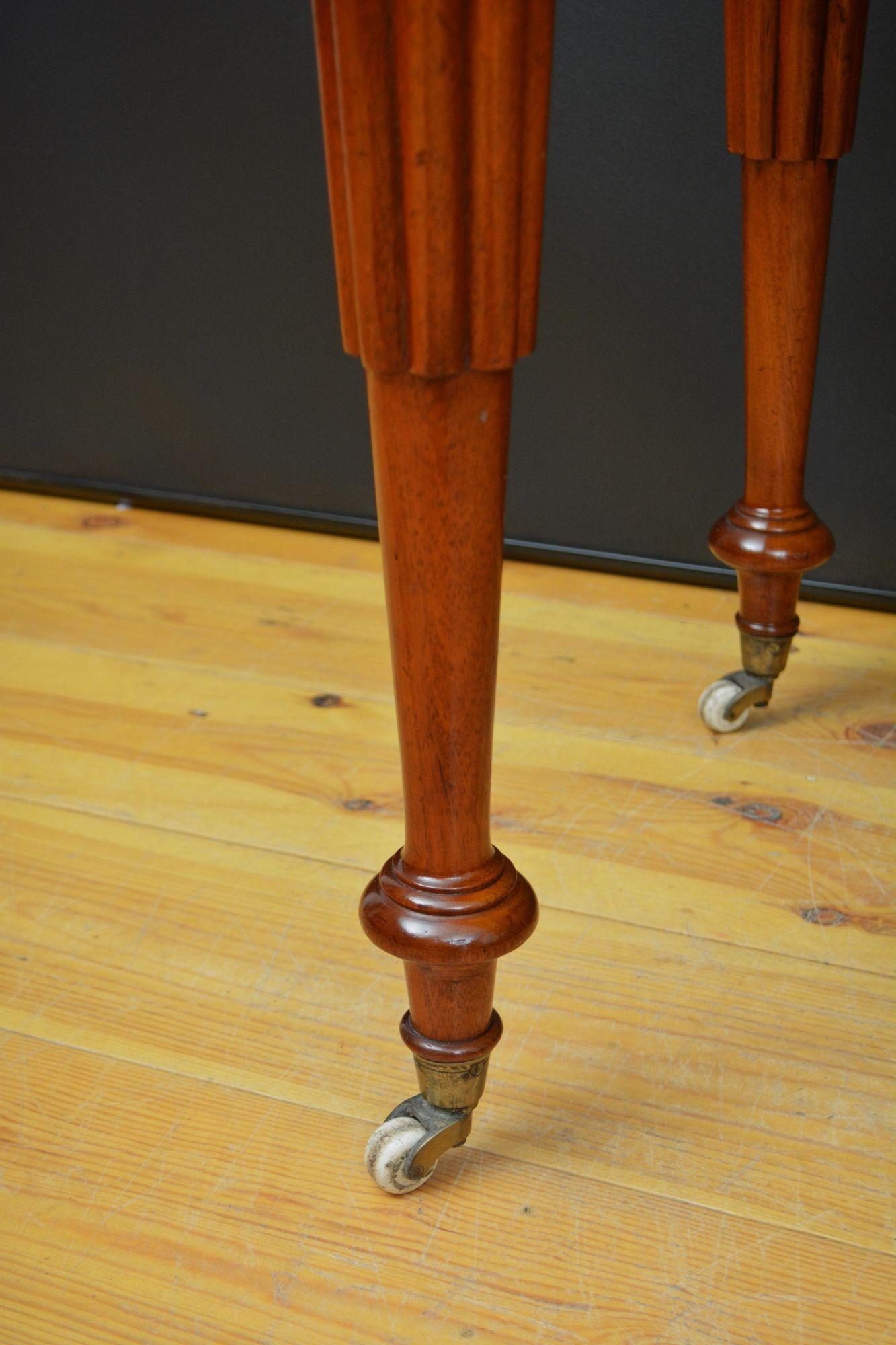 Table de coiffeuse victorienne anglaise en acajou en vente 10