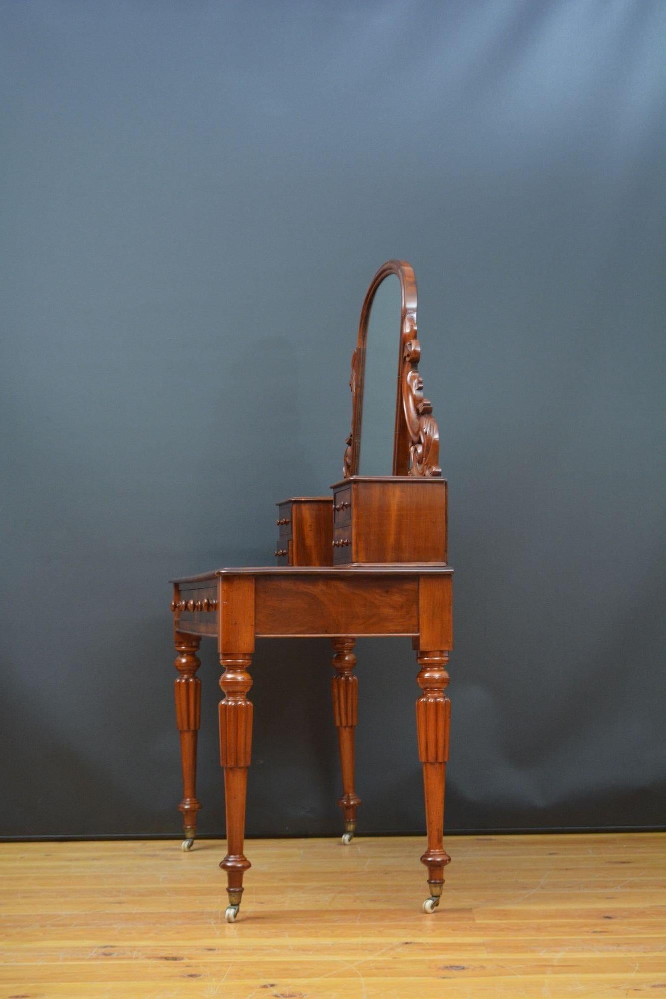 Table de coiffeuse victorienne anglaise en acajou en vente 12