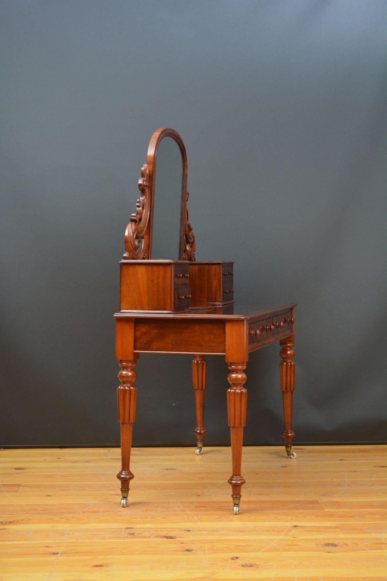Table de coiffeuse victorienne anglaise en acajou en vente 13
