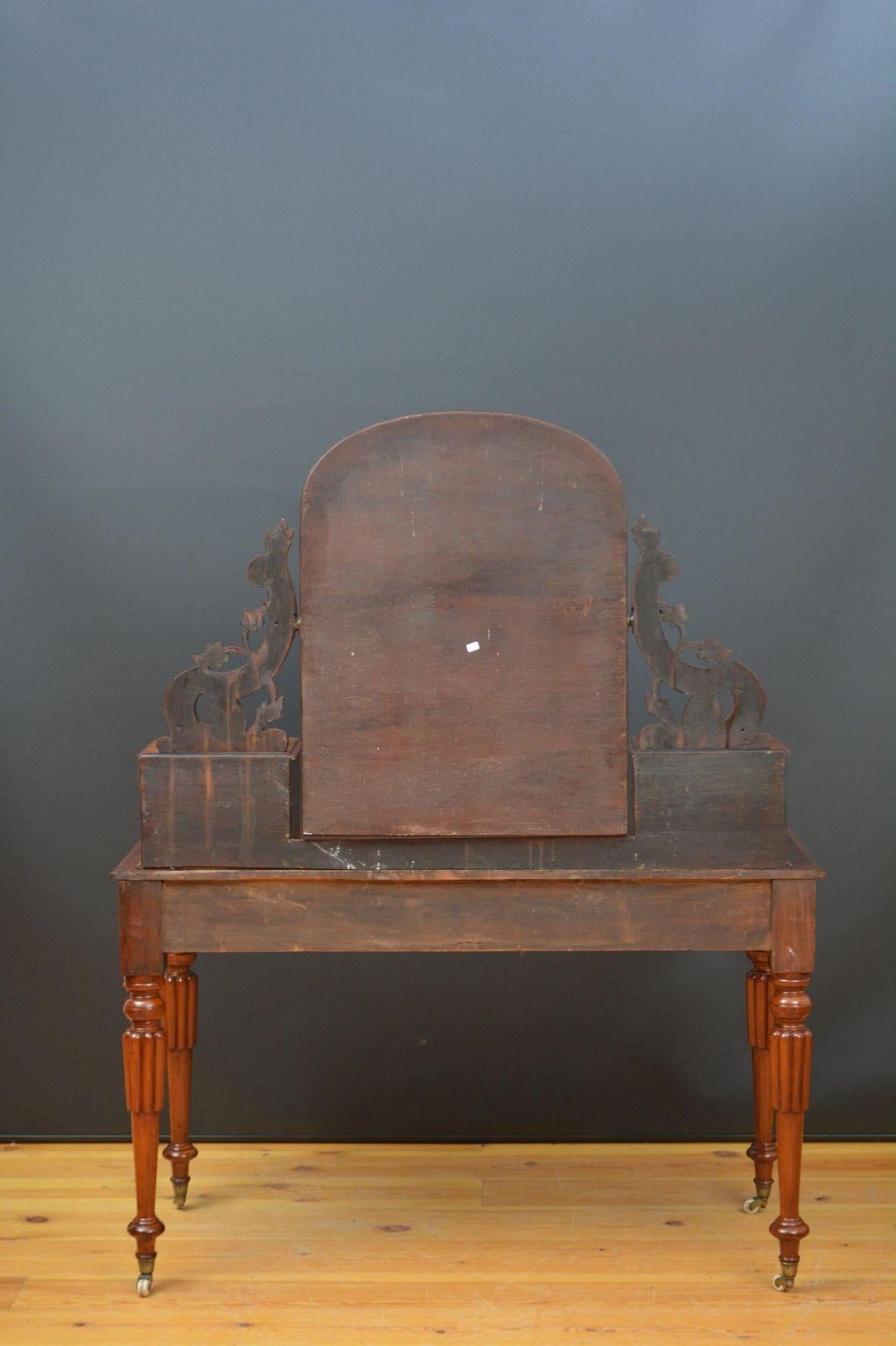 Table de coiffeuse victorienne anglaise en acajou en vente 14