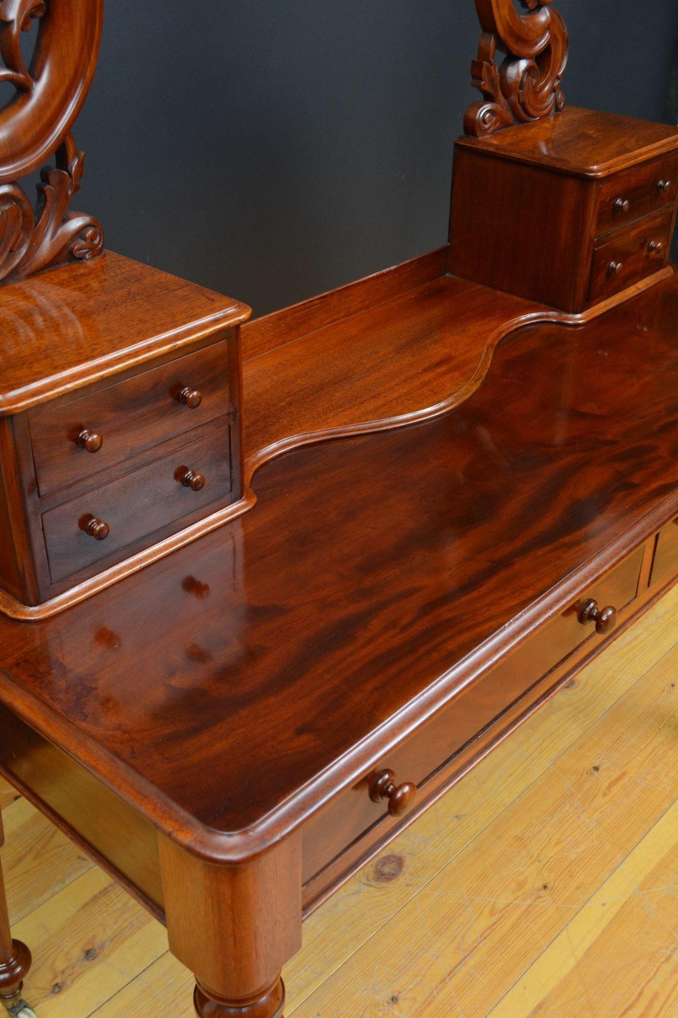 Table de coiffeuse victorienne anglaise en acajou Bon état - En vente à Whaley Bridge, GB