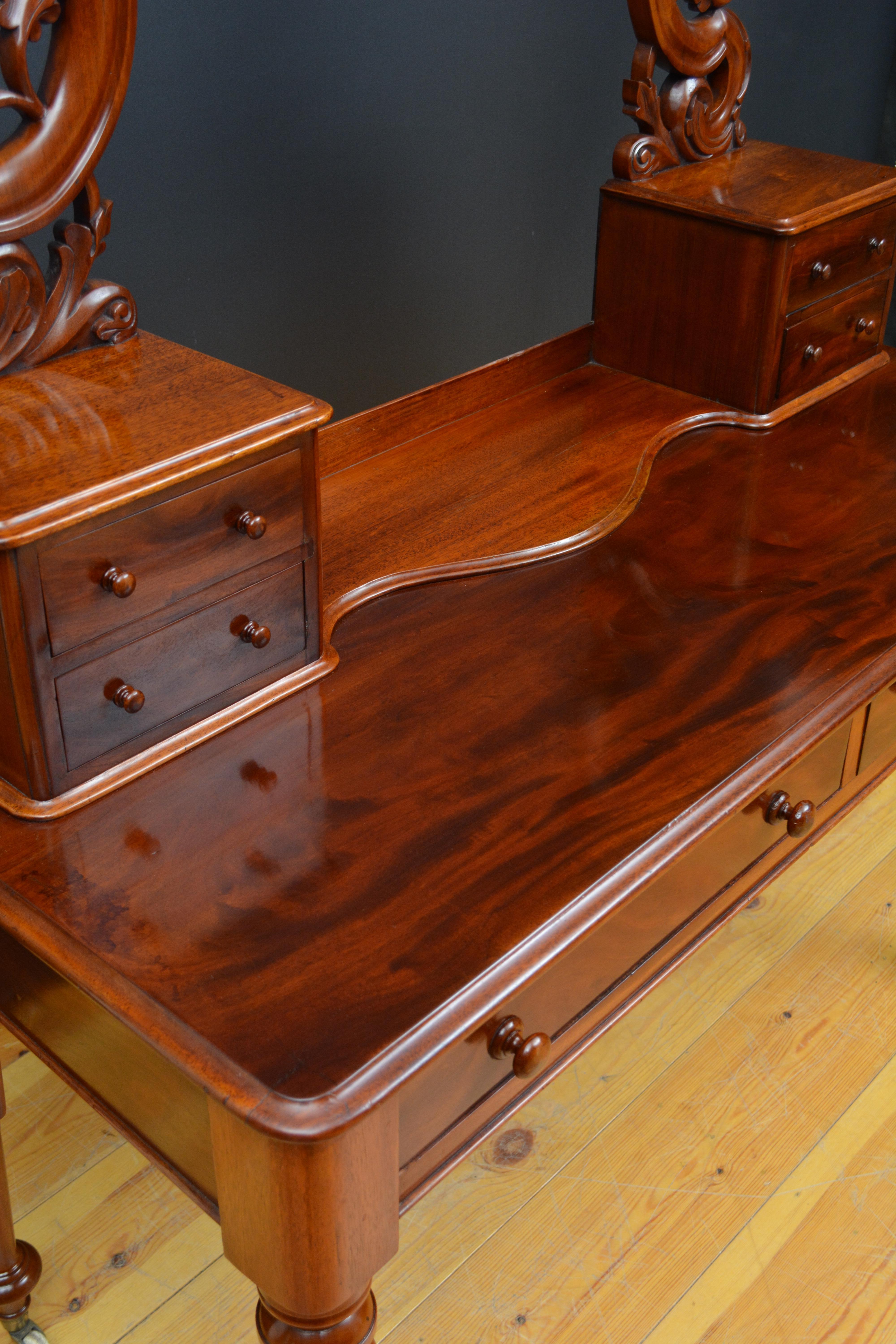 English Victorian Mahogany Dressing Table For Sale 1