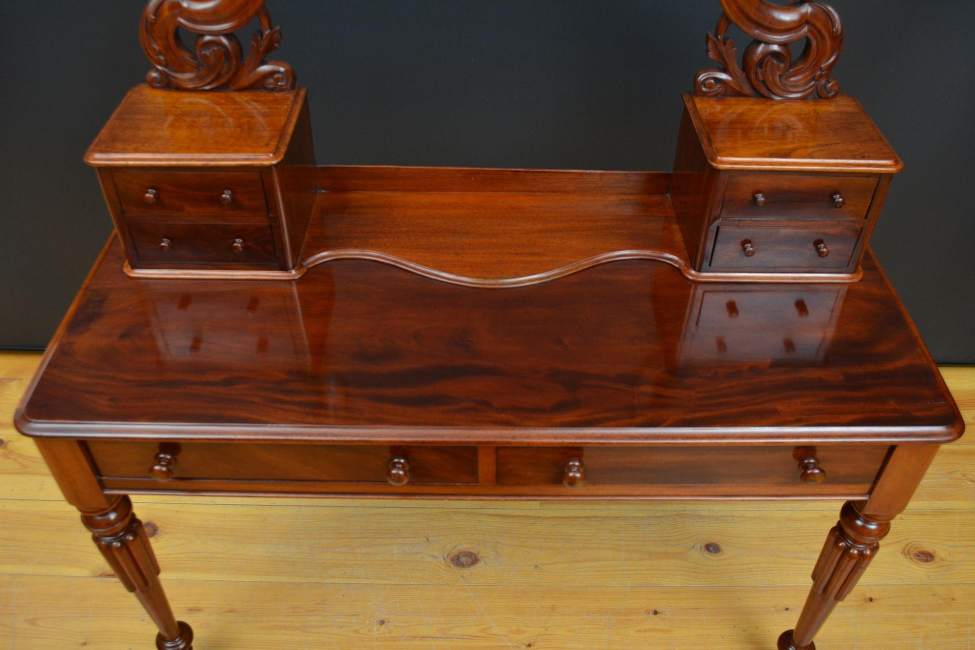 XIXe siècle Table de coiffeuse victorienne anglaise en acajou en vente