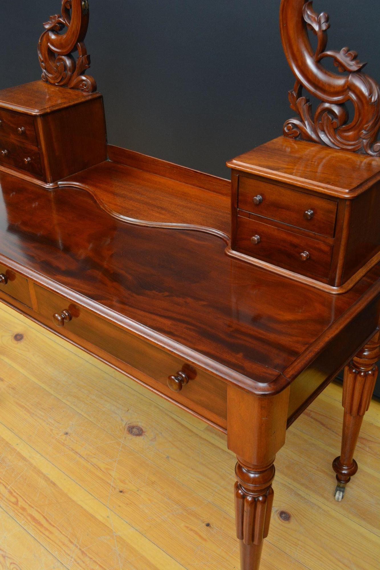 Acajou Table de coiffeuse victorienne anglaise en acajou en vente