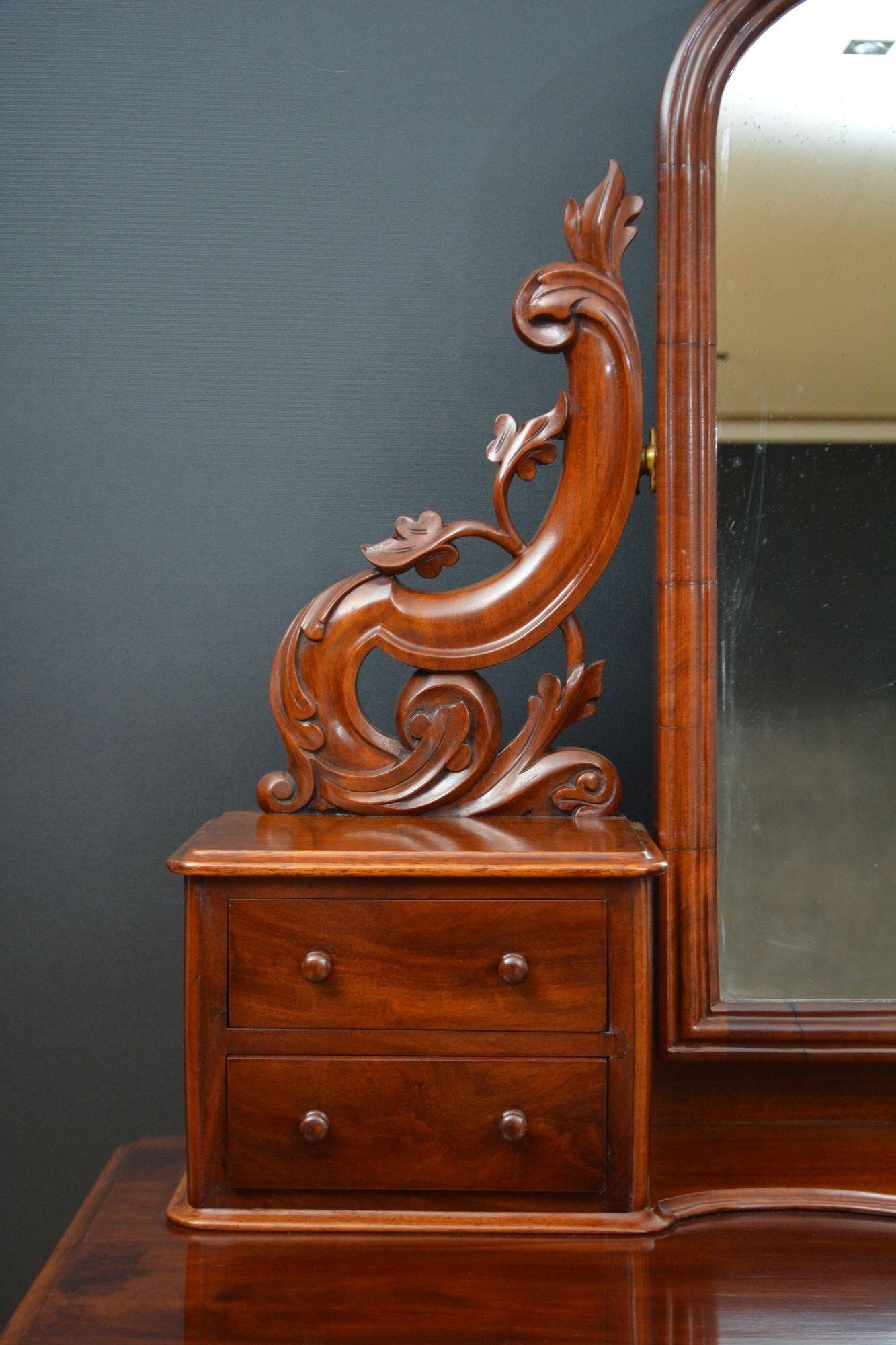 Table de coiffeuse victorienne anglaise en acajou en vente 1