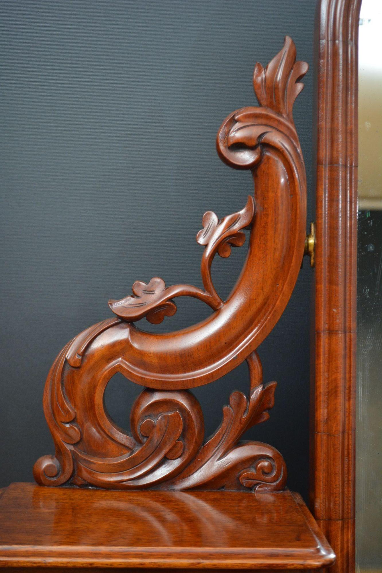 Table de coiffeuse victorienne anglaise en acajou en vente 2