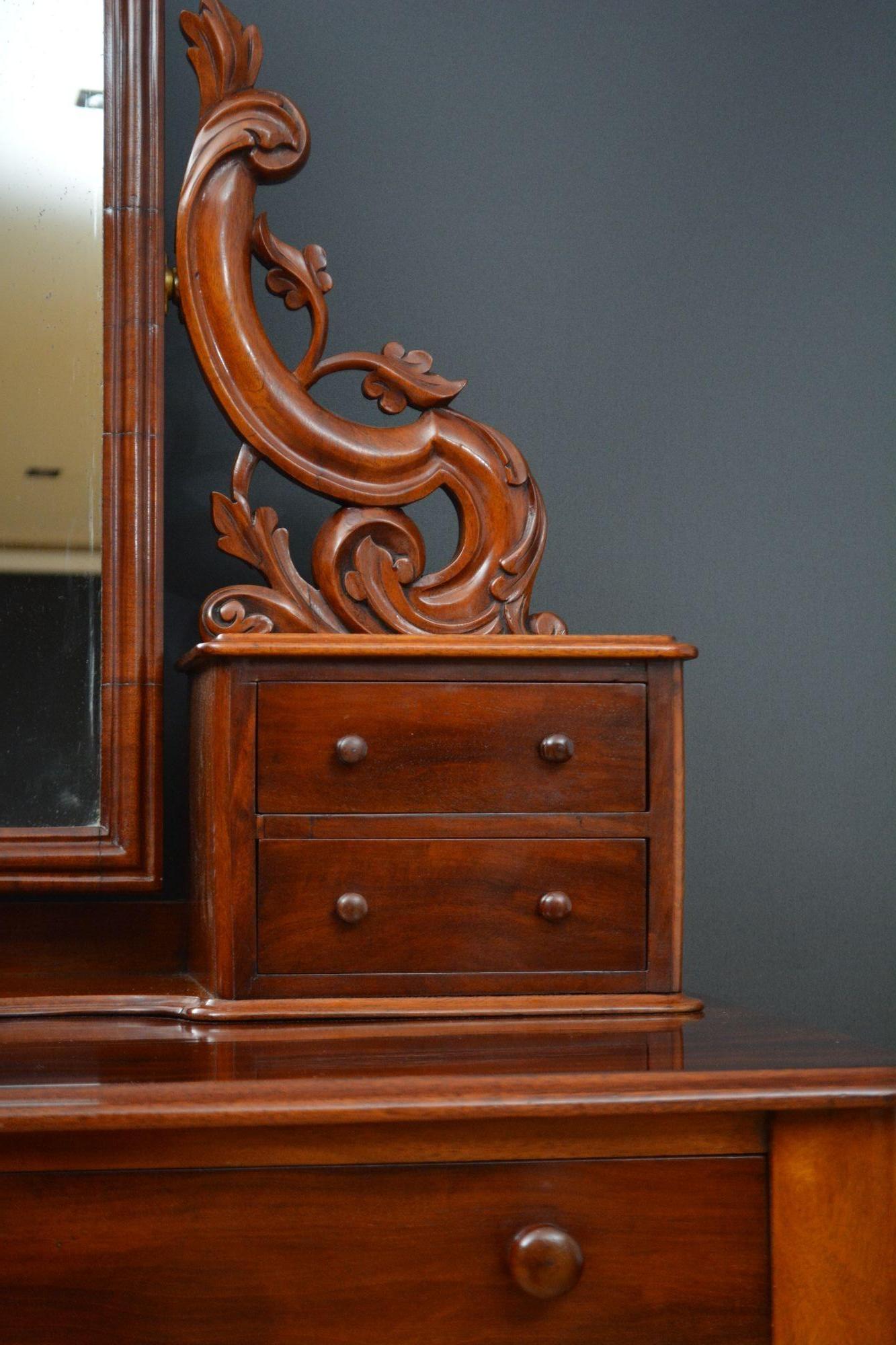 Table de coiffeuse victorienne anglaise en acajou en vente 3