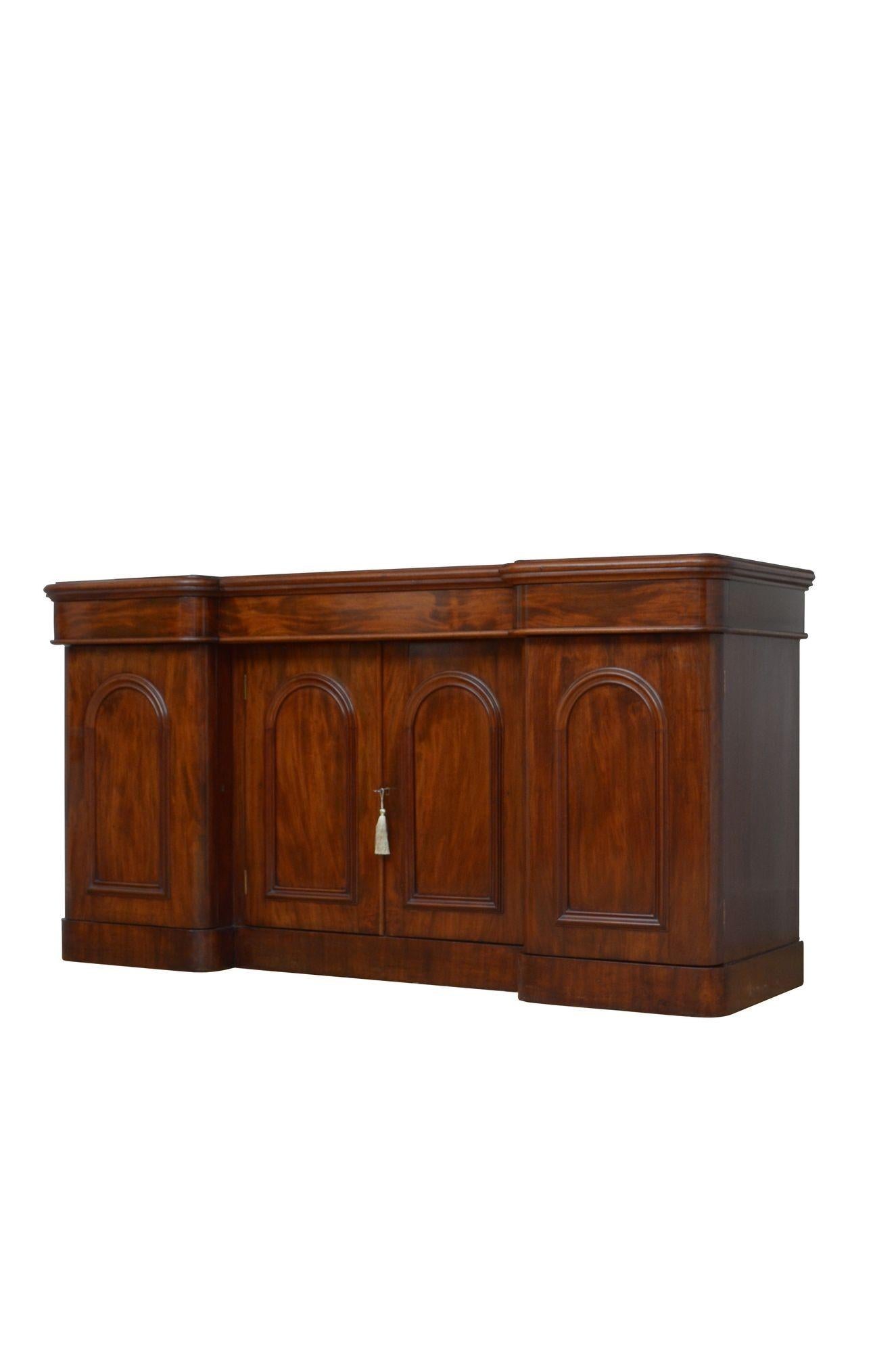 English Victorian Mahogany Four Door Sideboard In Good Condition In Whaley Bridge, GB
