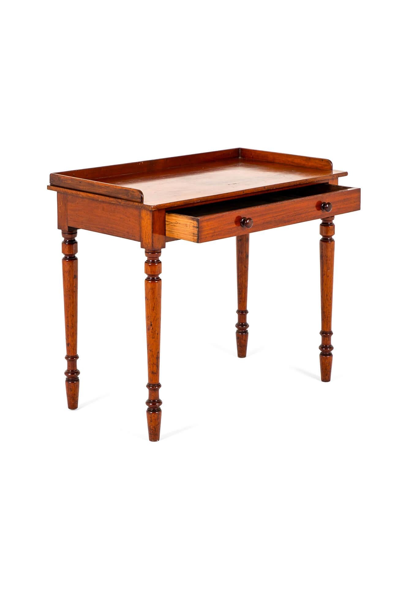 Début de l'époque victorienne Table d'entrée victorienne anglaise en acajou en vente