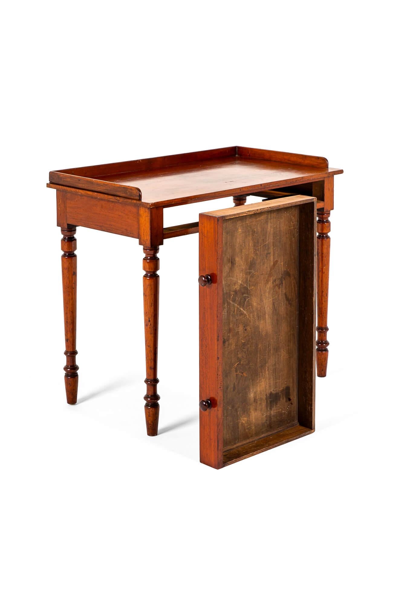 Britannique Table d'entrée victorienne anglaise en acajou en vente