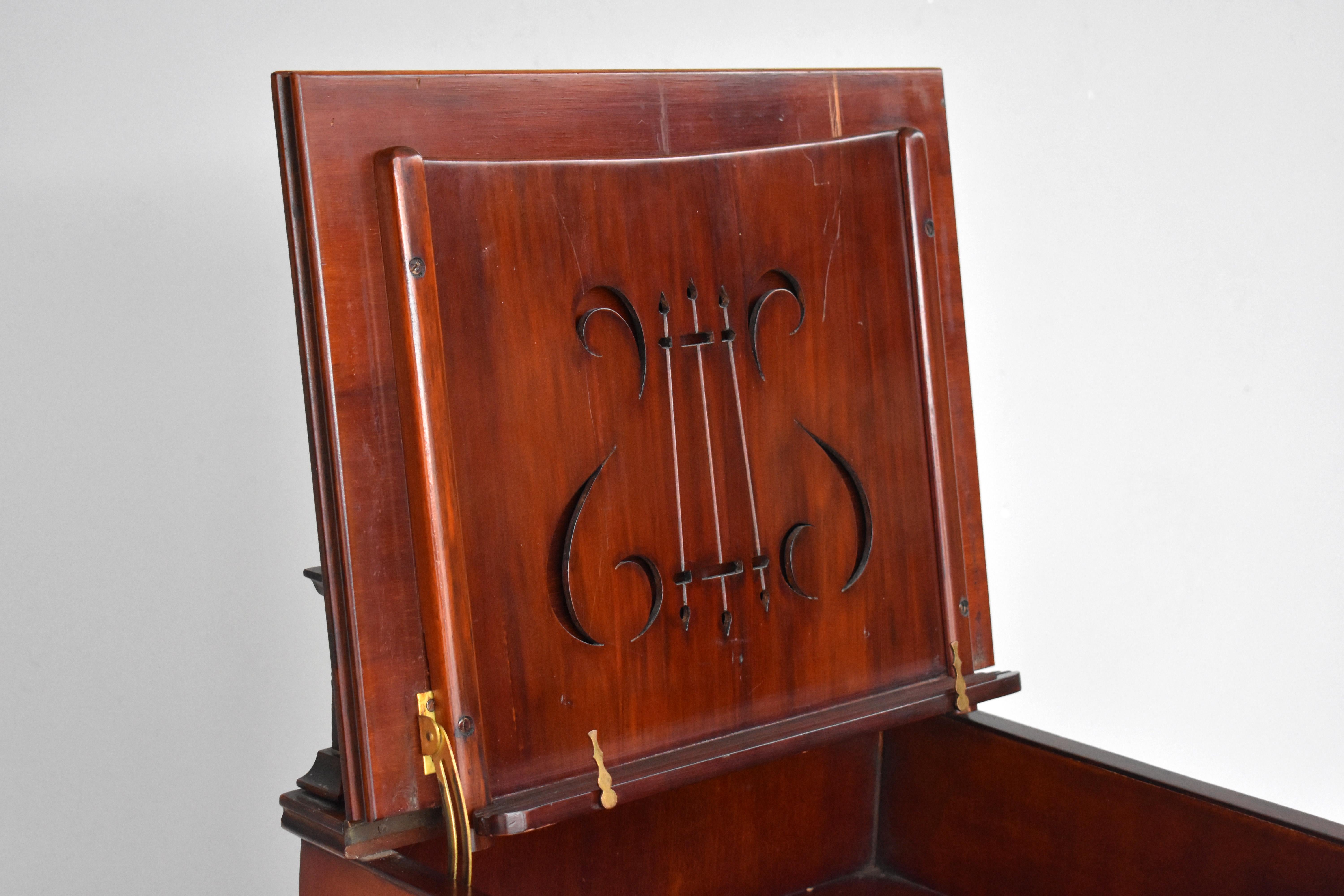 Art nouveau Cabinet de musique victorien anglais en acajou marqueté Art Nouveau en vente