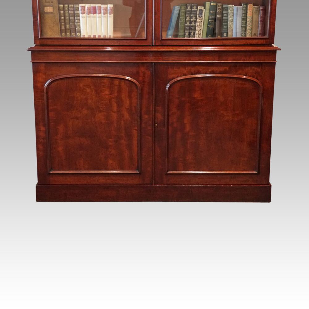 Victorian mahogany library bookcase
This Victorian mahogany library bookcase was made circa 1860 in one of the best workshops of the period.
The cabinetmaker selected the best timber possible as price was secondary to quality when this was