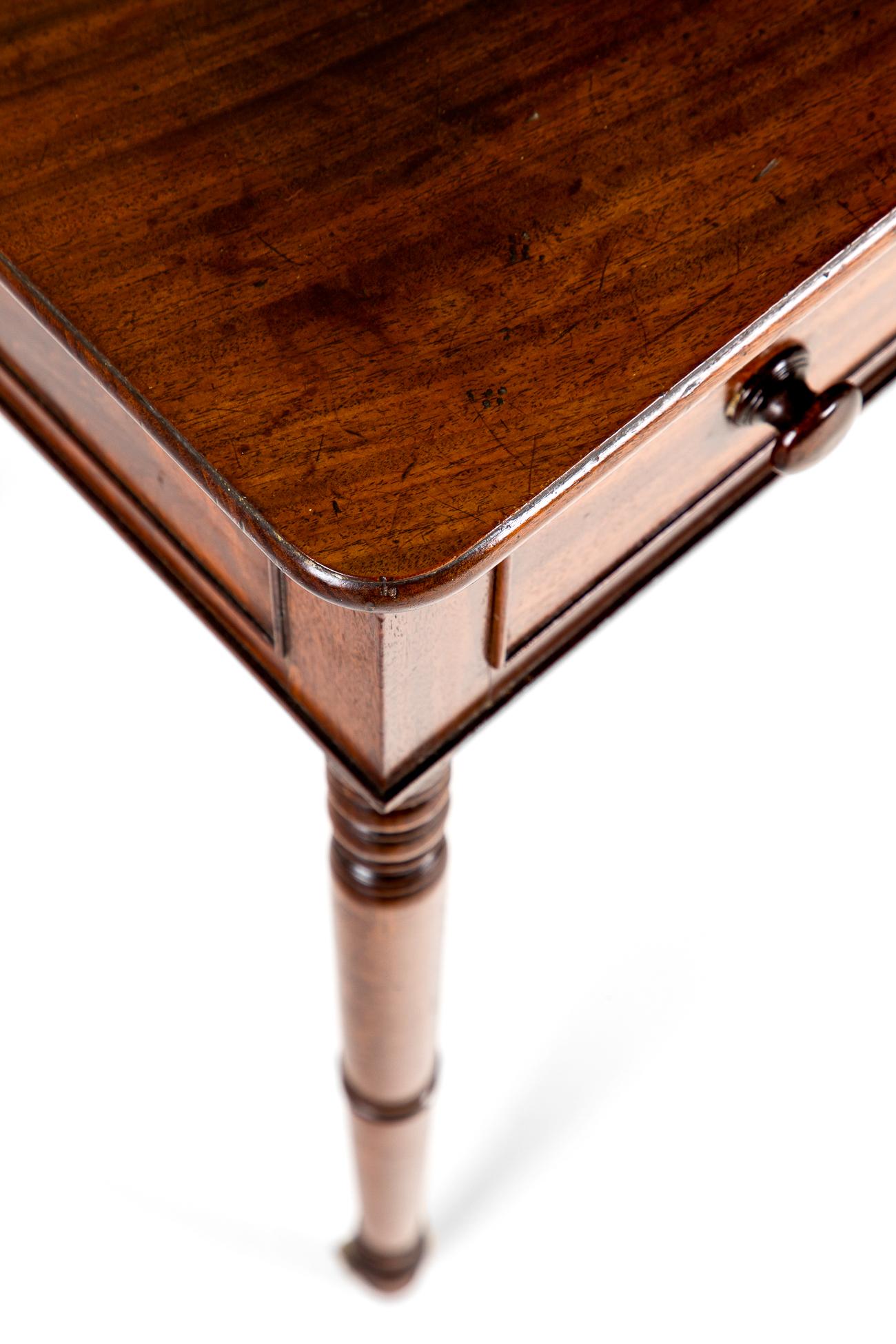 Mesa auxiliar inglesa victoriana de caoba en venta 3
