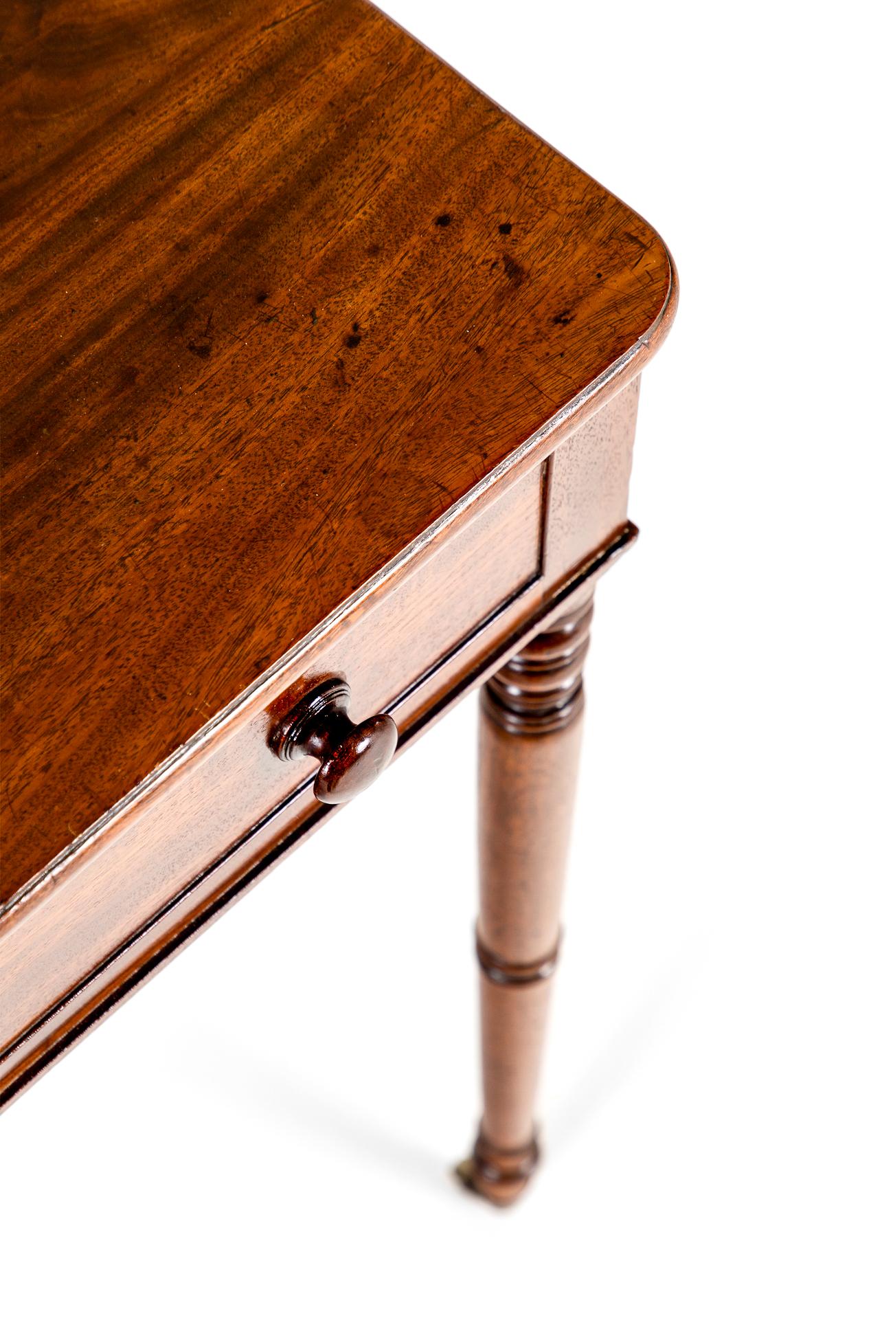 Mesa auxiliar inglesa victoriana de caoba en venta 4