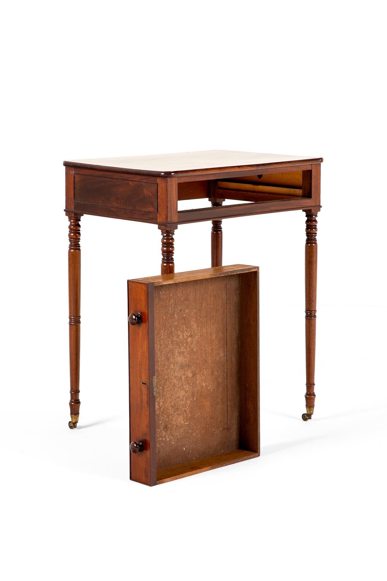 Mesa auxiliar inglesa victoriana de caoba Alto victoriano en venta