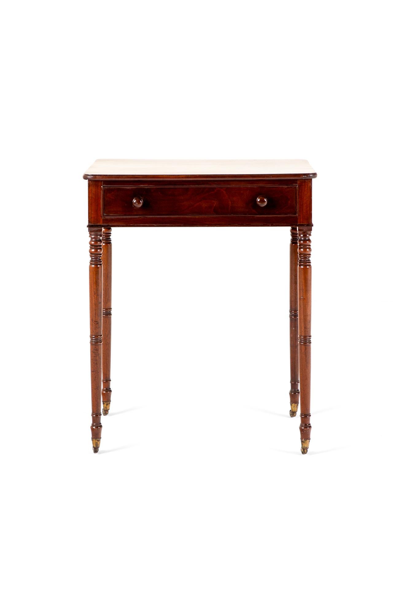 Mesa auxiliar inglesa victoriana de caoba Hecho a mano en venta