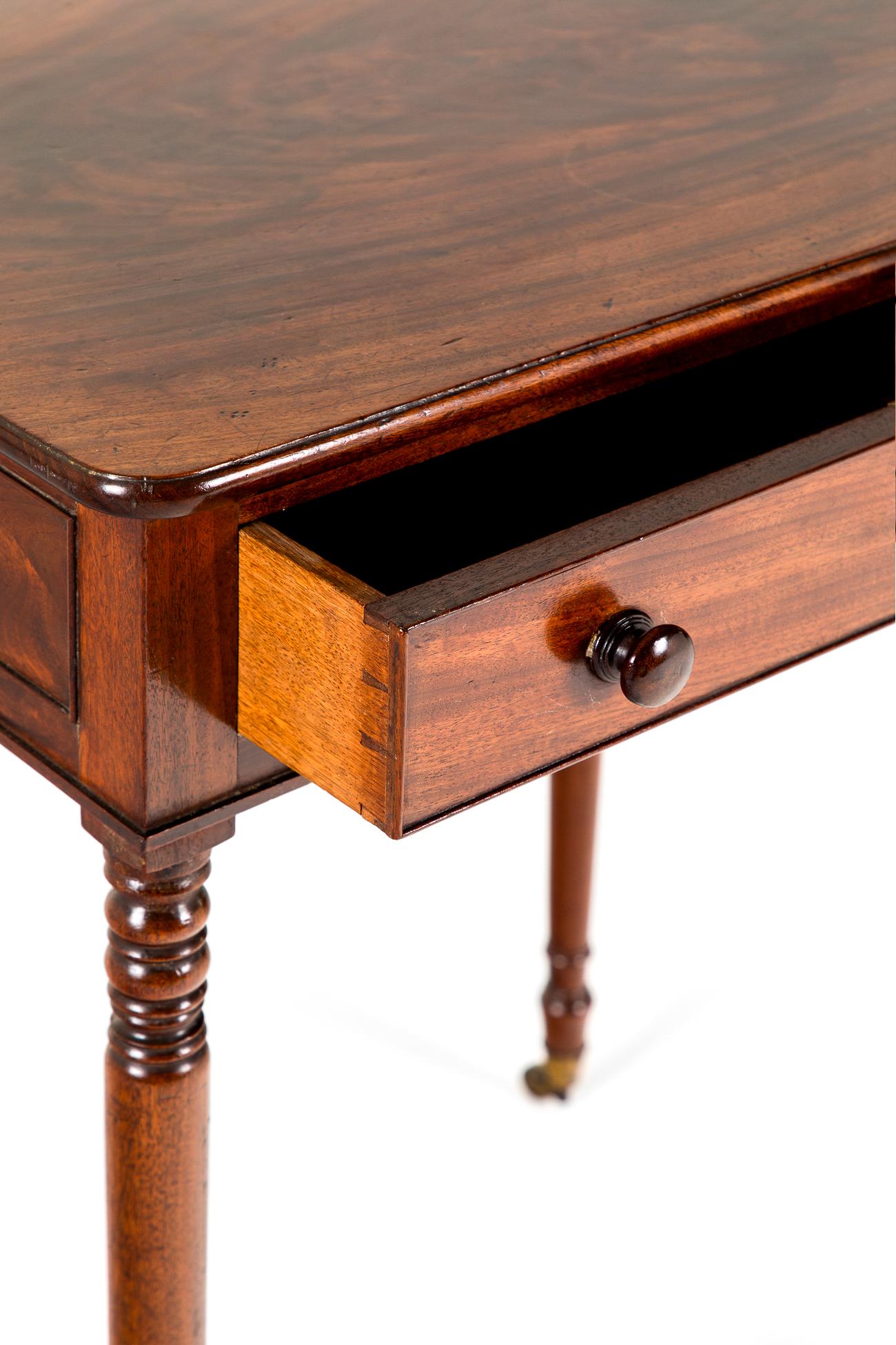 Mesa auxiliar inglesa victoriana de caoba Caoba en venta