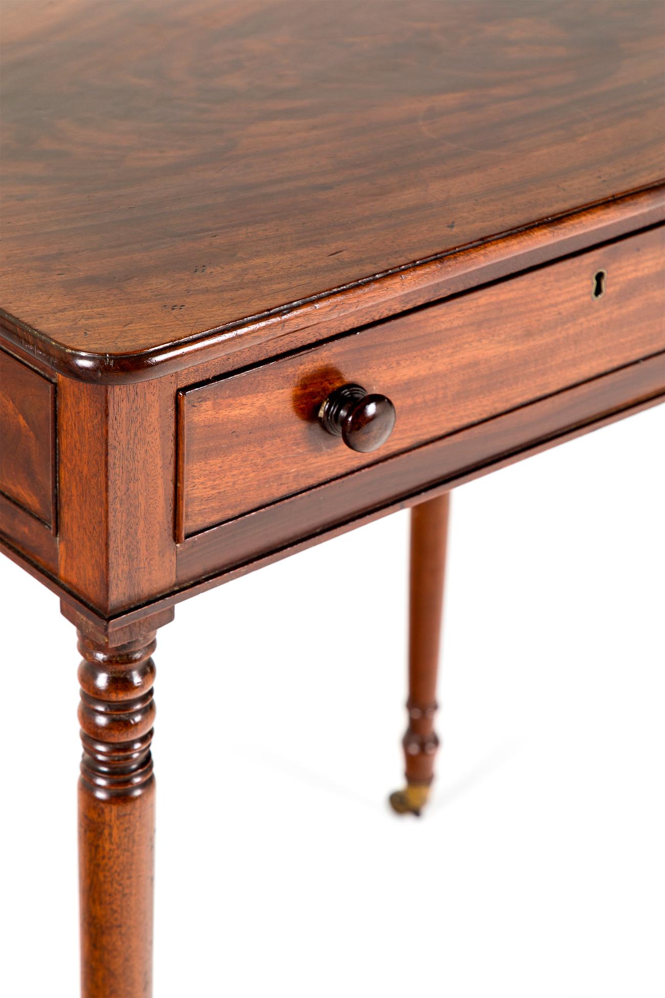 Mesa auxiliar inglesa victoriana de caoba en venta 1