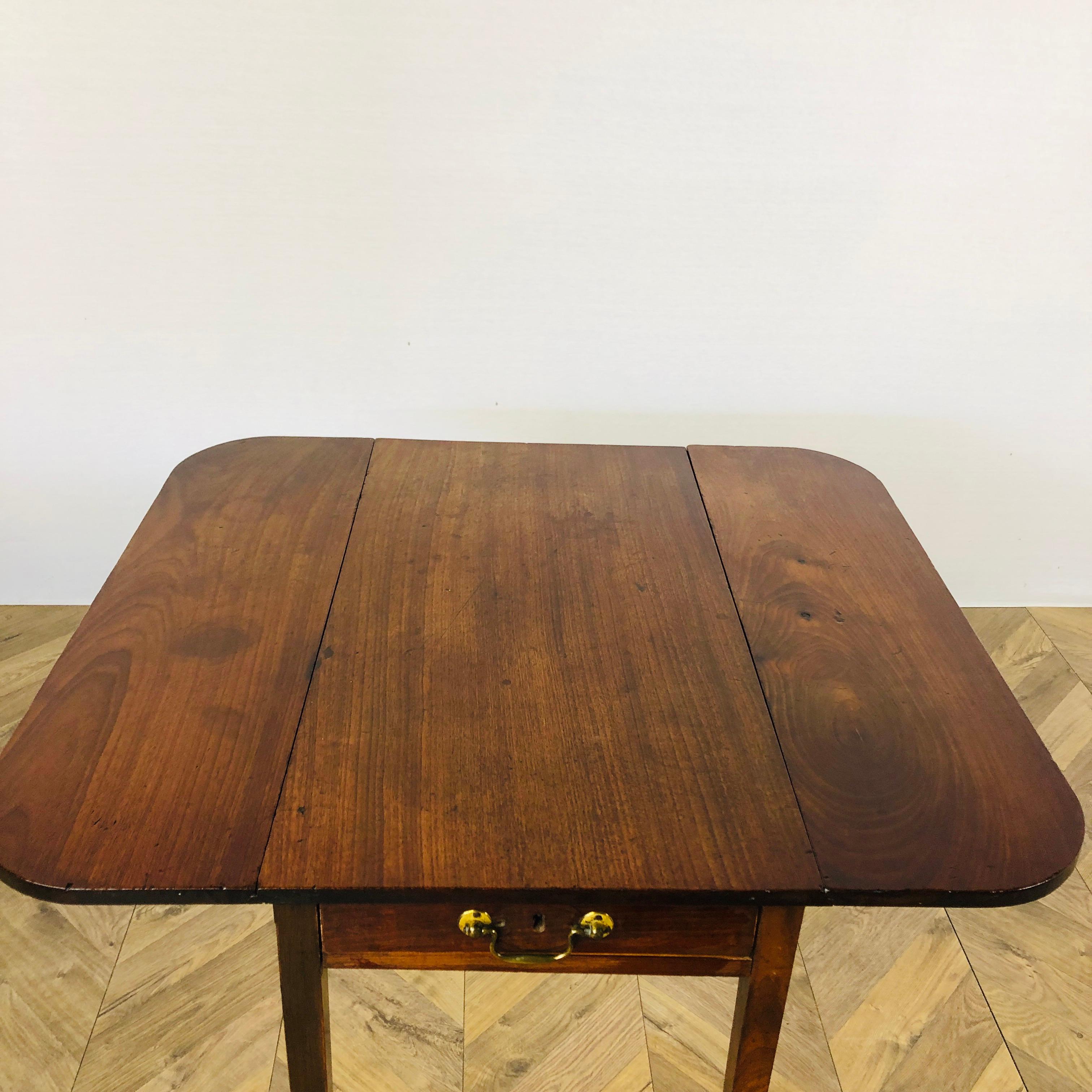 Late 19th Century English Victorian Mahogany Pembroke Table For Sale