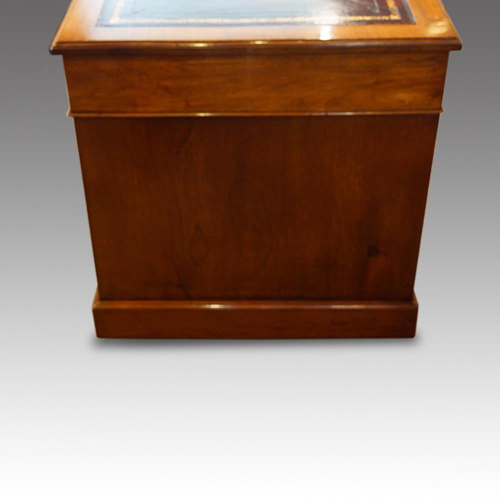 English Victorian Mahogany Presidents Pedestal Desk, circa 1875 1