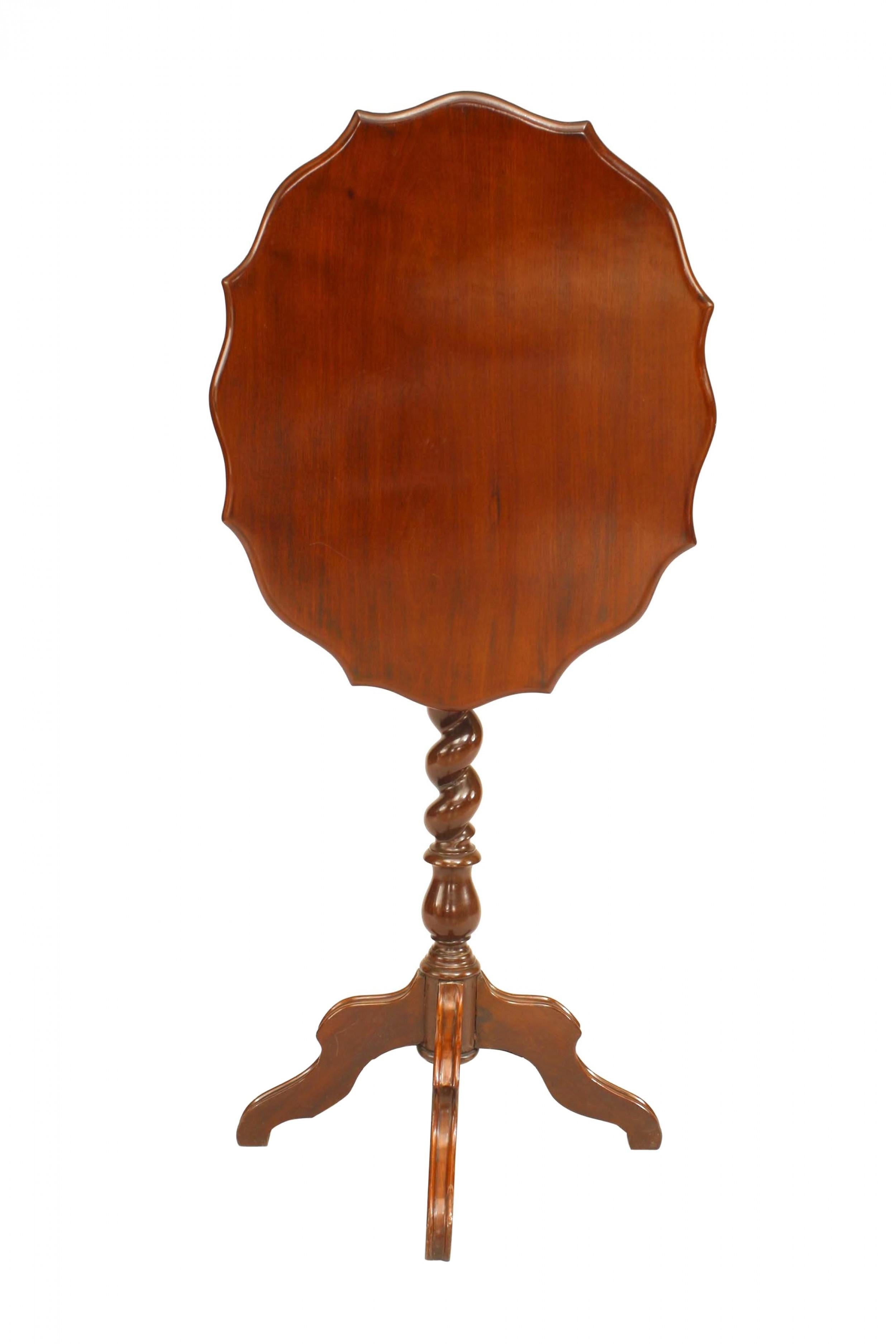 Table d'appoint victorienne anglaise en acajou avec un plateau rectangulaire festonné reposant sur une base à piédestal en forme de tourbillon.